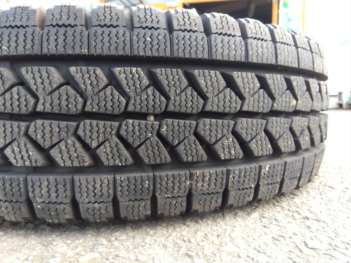 中古 トラック用 スタッドレス タイヤ ブリザック W979 いすゞ エルフ 2トン車