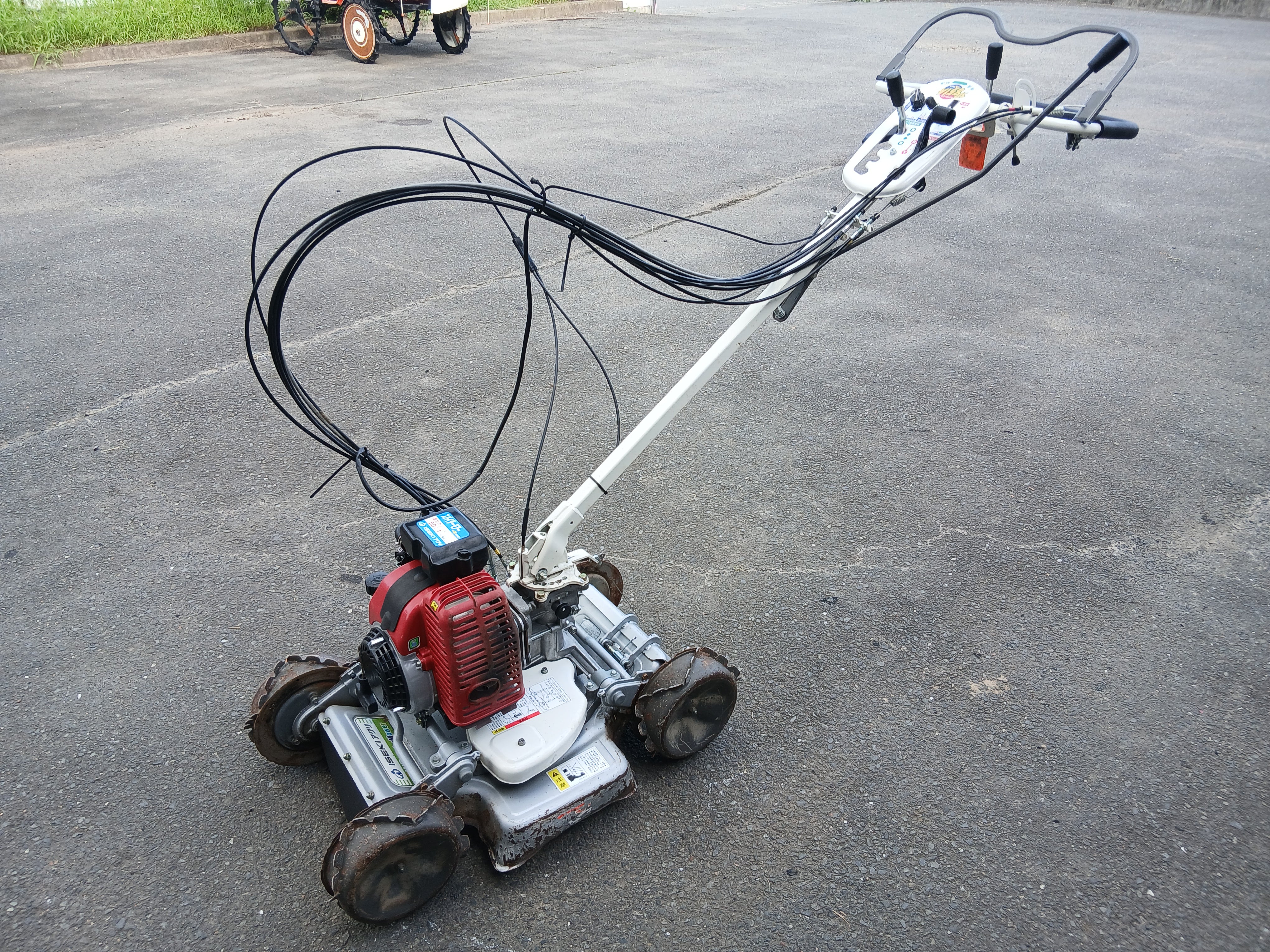 ISEKI (オーレック） 自走式草刈機 SP851A 農業 宮城発 イセキ（オーレック） 自走式傾斜地草刈機 4WD スパイダー