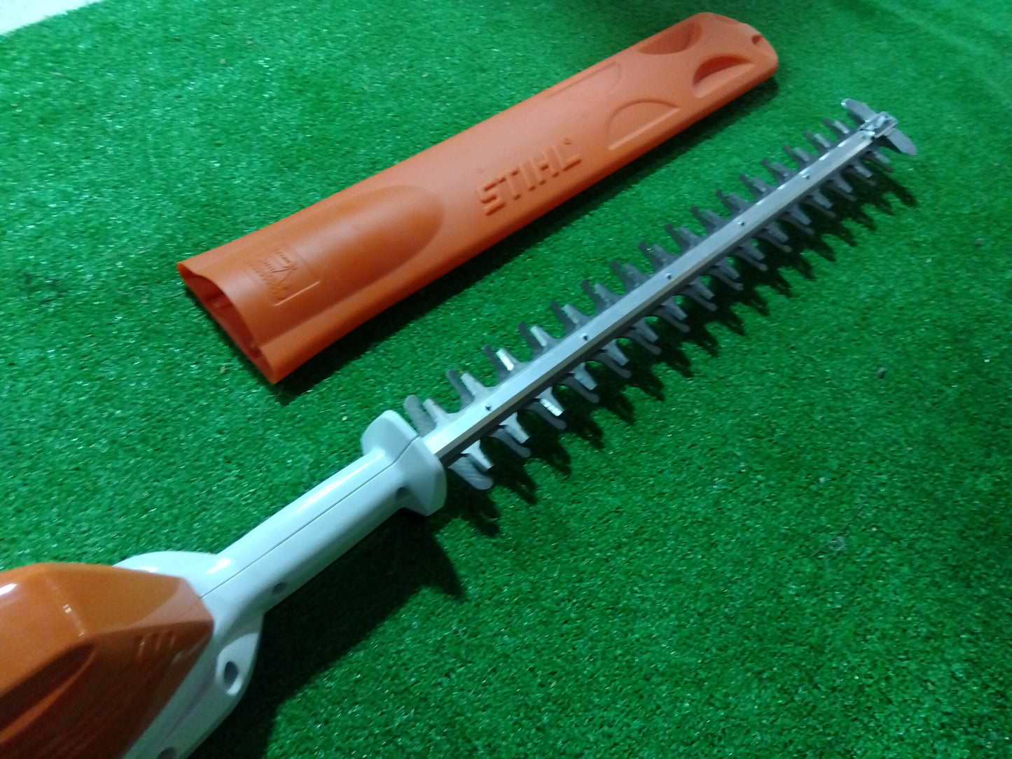 スチール 『未使用展示機』 バッテリーロングヘッジトリマ― HLA56