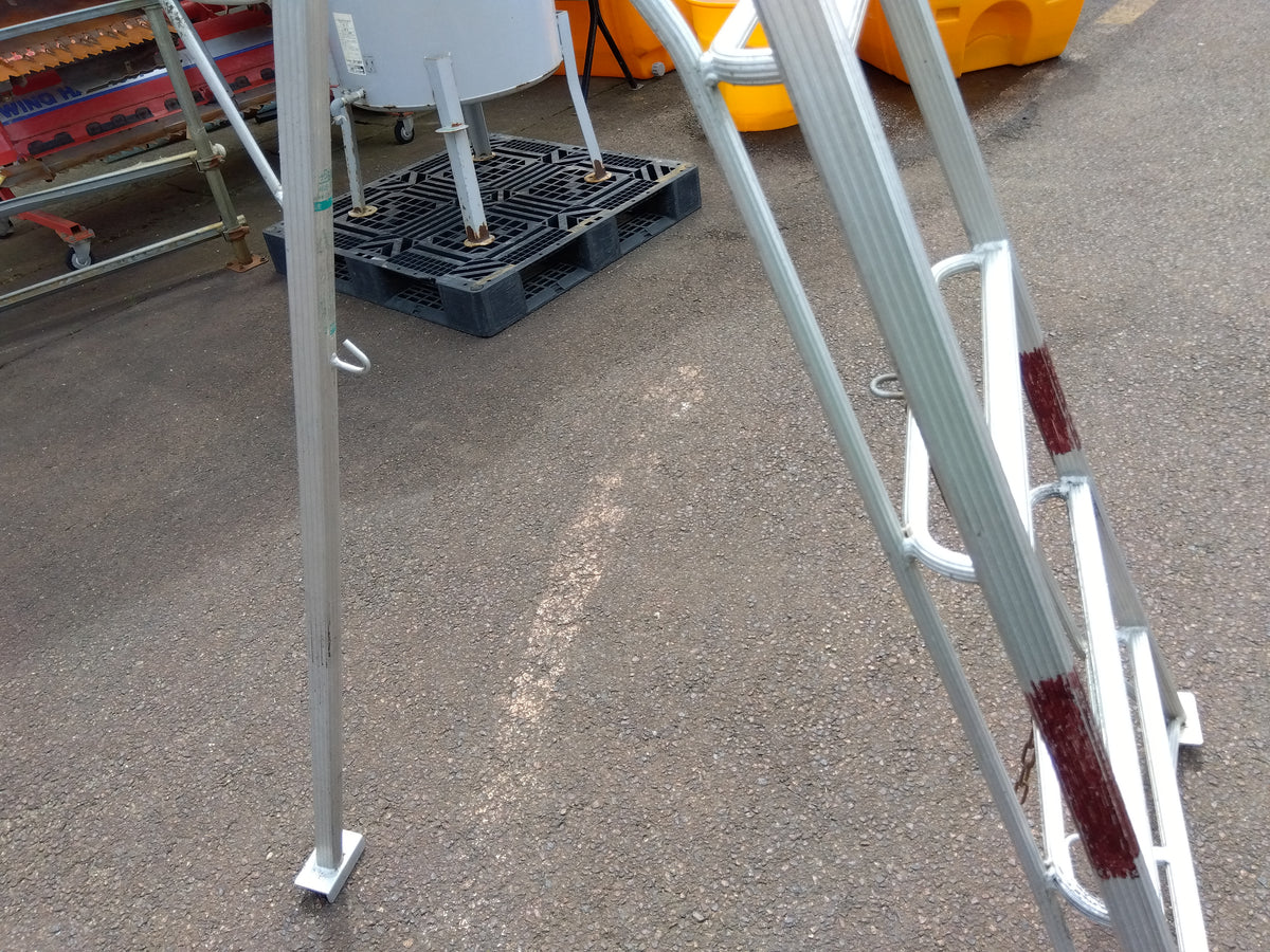 メーカー不明 中古 アルミ三脚 4段