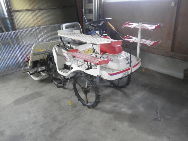 Pe-50乗用田植え機 ホワイト/レッド Pe-50乗用田植え機 ホワイト/レッド 田植機50年記念号を発売 |