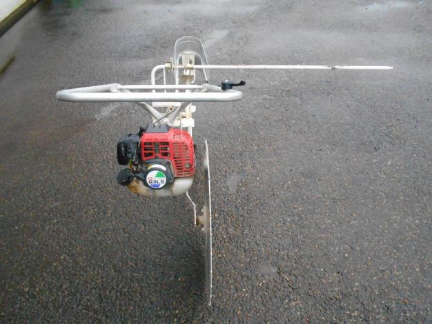 動力溝切機(畦畔シート張り)