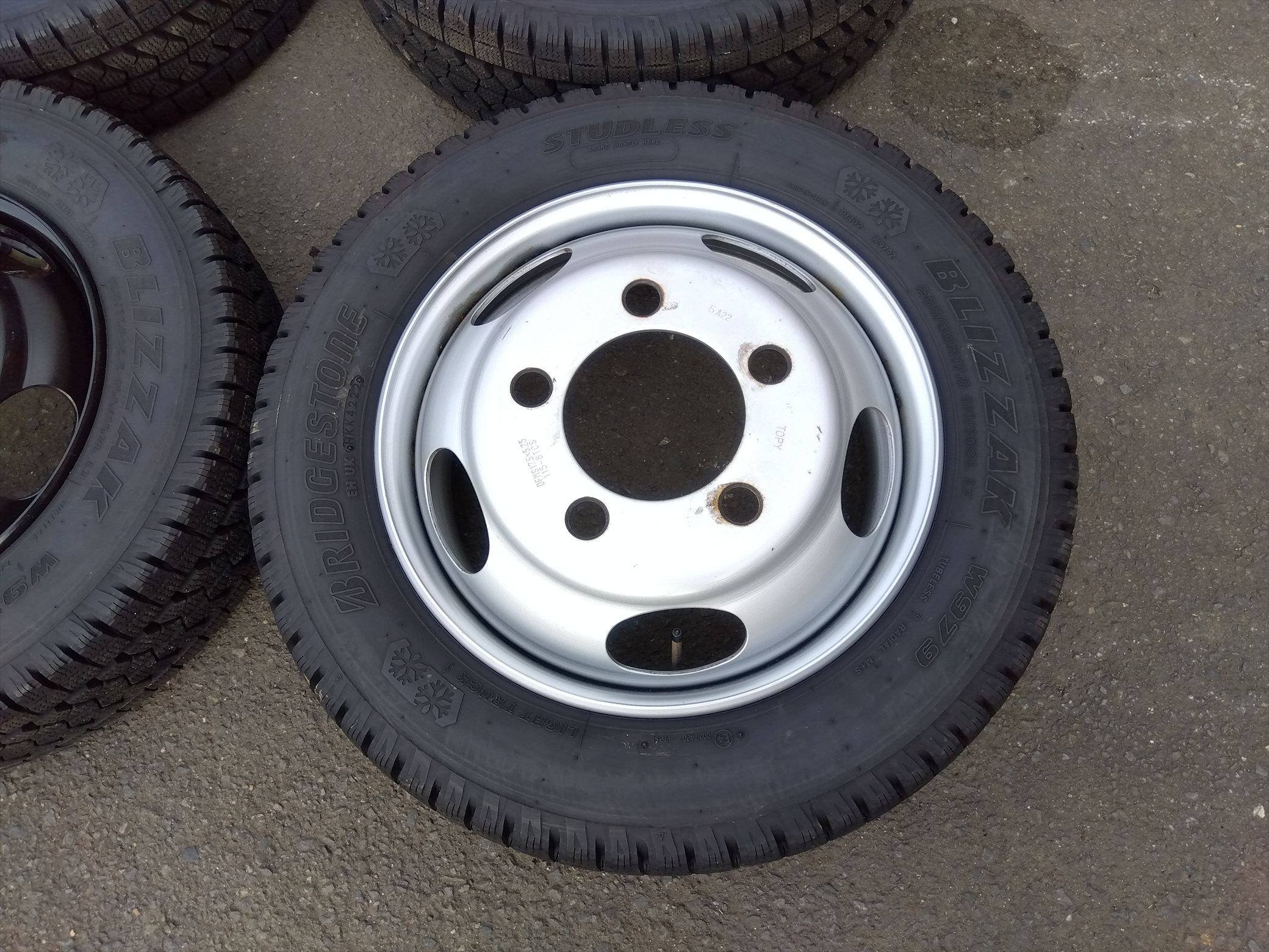 中古 トラック用 スタッドレス タイヤ ブリザック W979 いすゞ エルフ