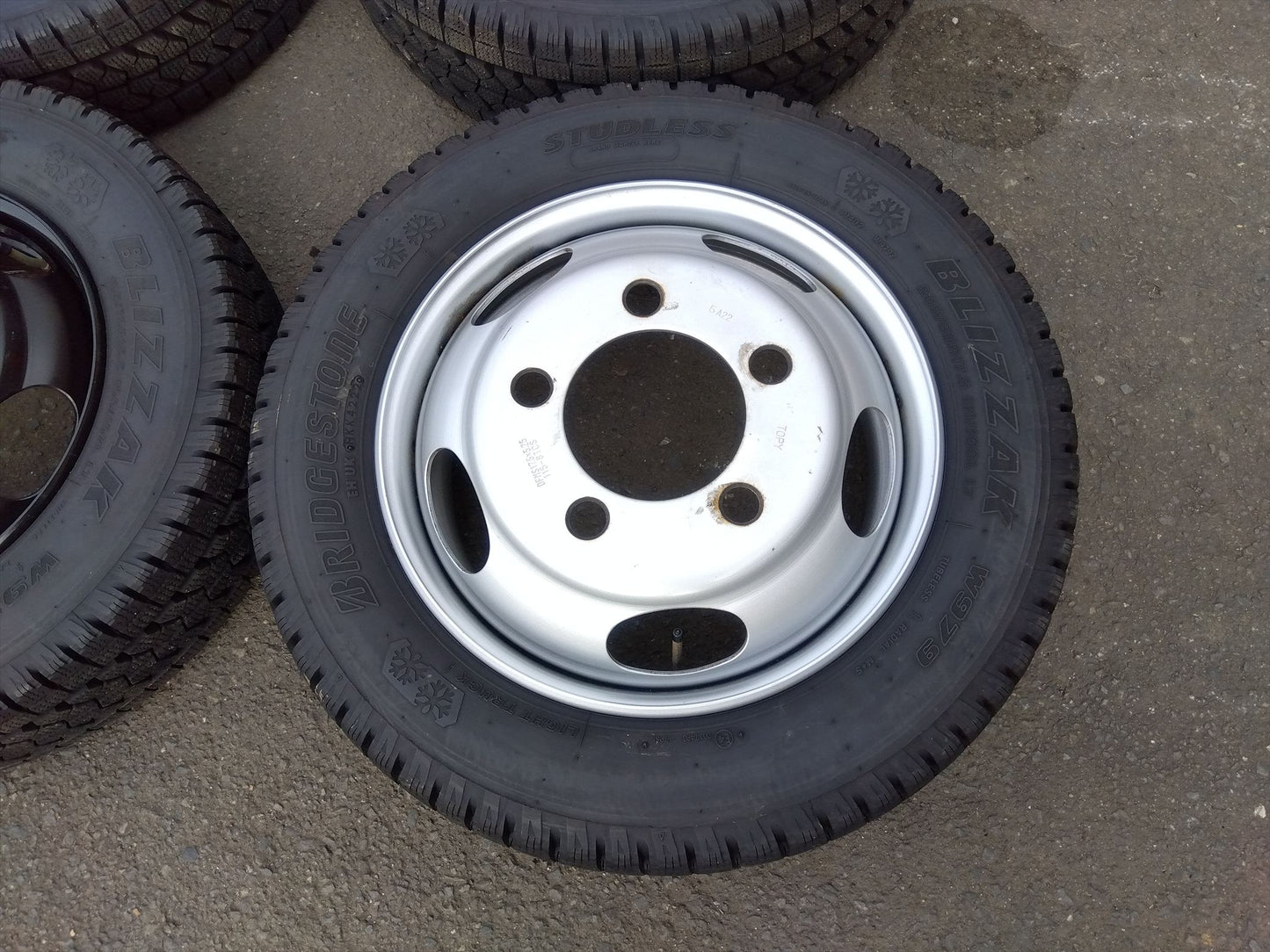 中古 トラック用 スタッドレス タイヤ ブリザック W979 いすゞ エルフ 2トン車