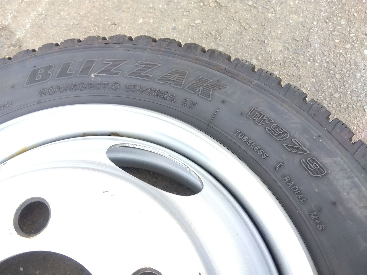 中古 トラック用 スタッドレス タイヤ ブリザック W979 いすゞ エルフ 2トン車