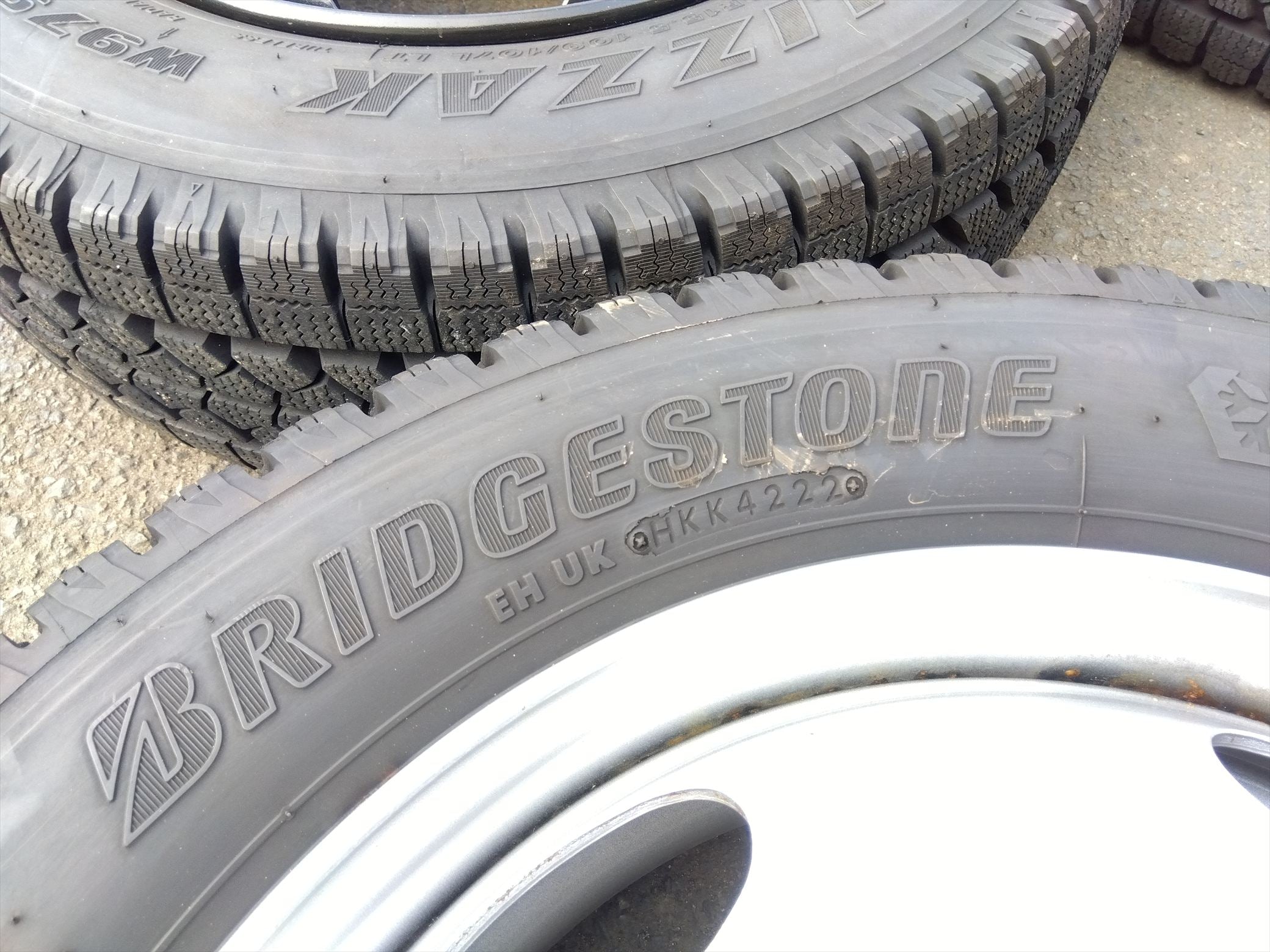 中古 トラック用 スタッドレス タイヤ ブリザック W979 いすゞ エルフ