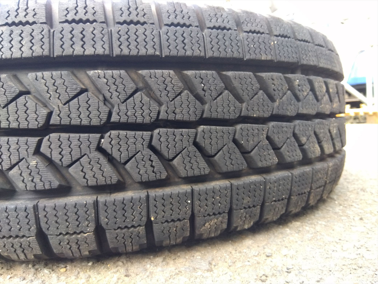 中古 トラック用 スタッドレス タイヤ ブリザック W979 いすゞ エルフ 2トン車