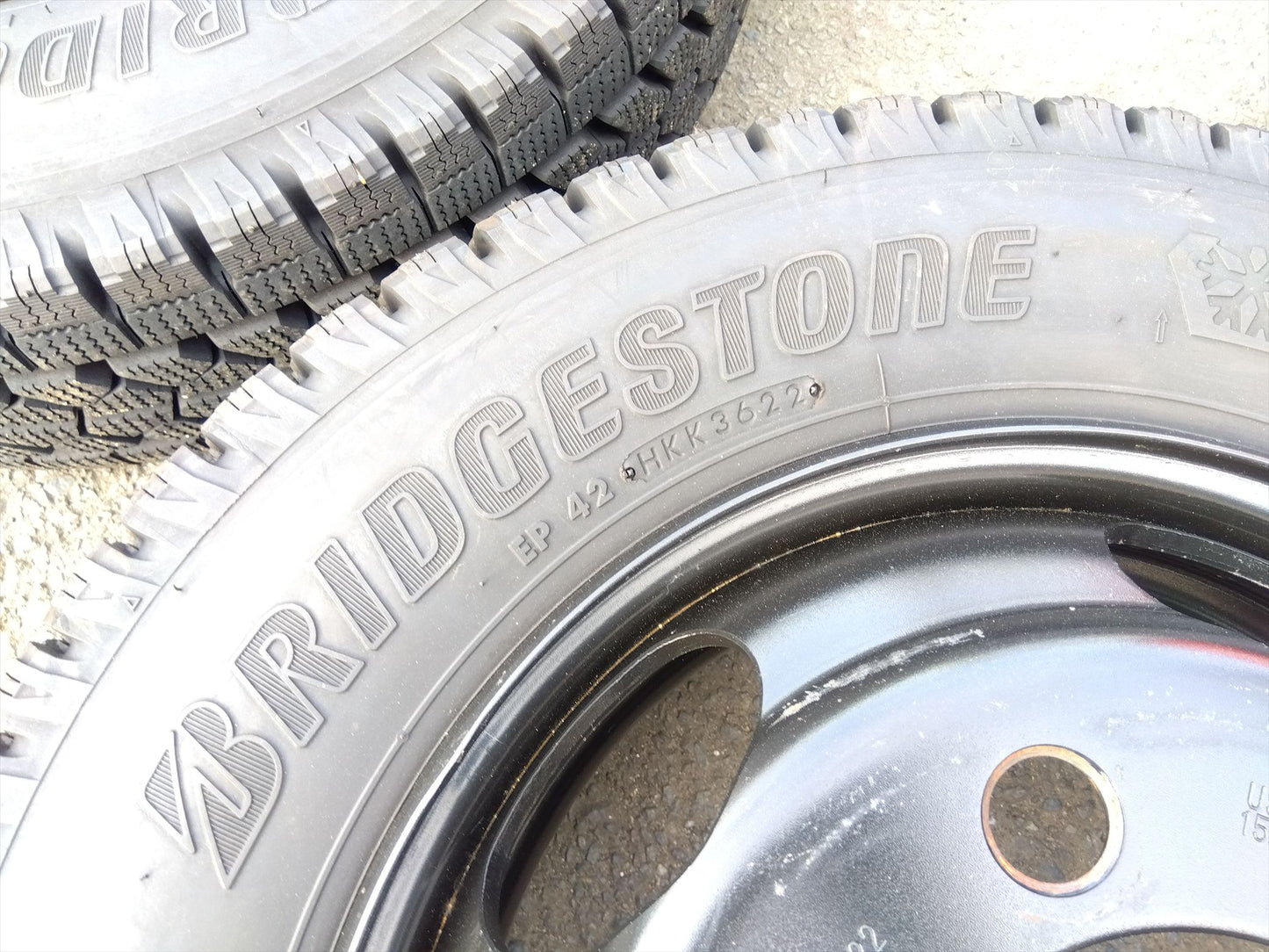 中古 トラック用 スタッドレス タイヤ ブリザック W979 いすゞ エルフ 2トン車