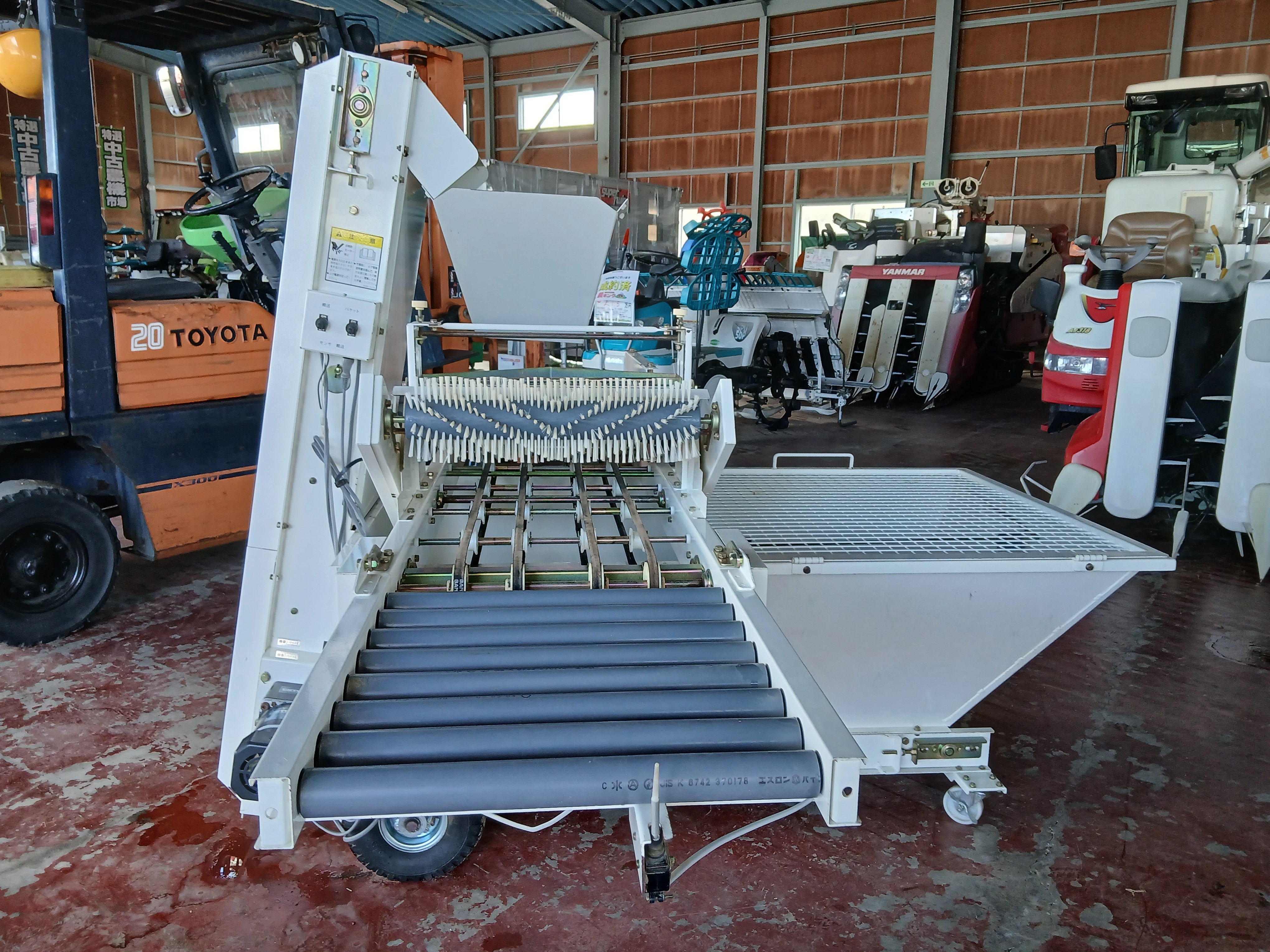 茨城 スズテック 土入れ機 ST-507K ホッパー容量72L 土入れ 床土 単相
