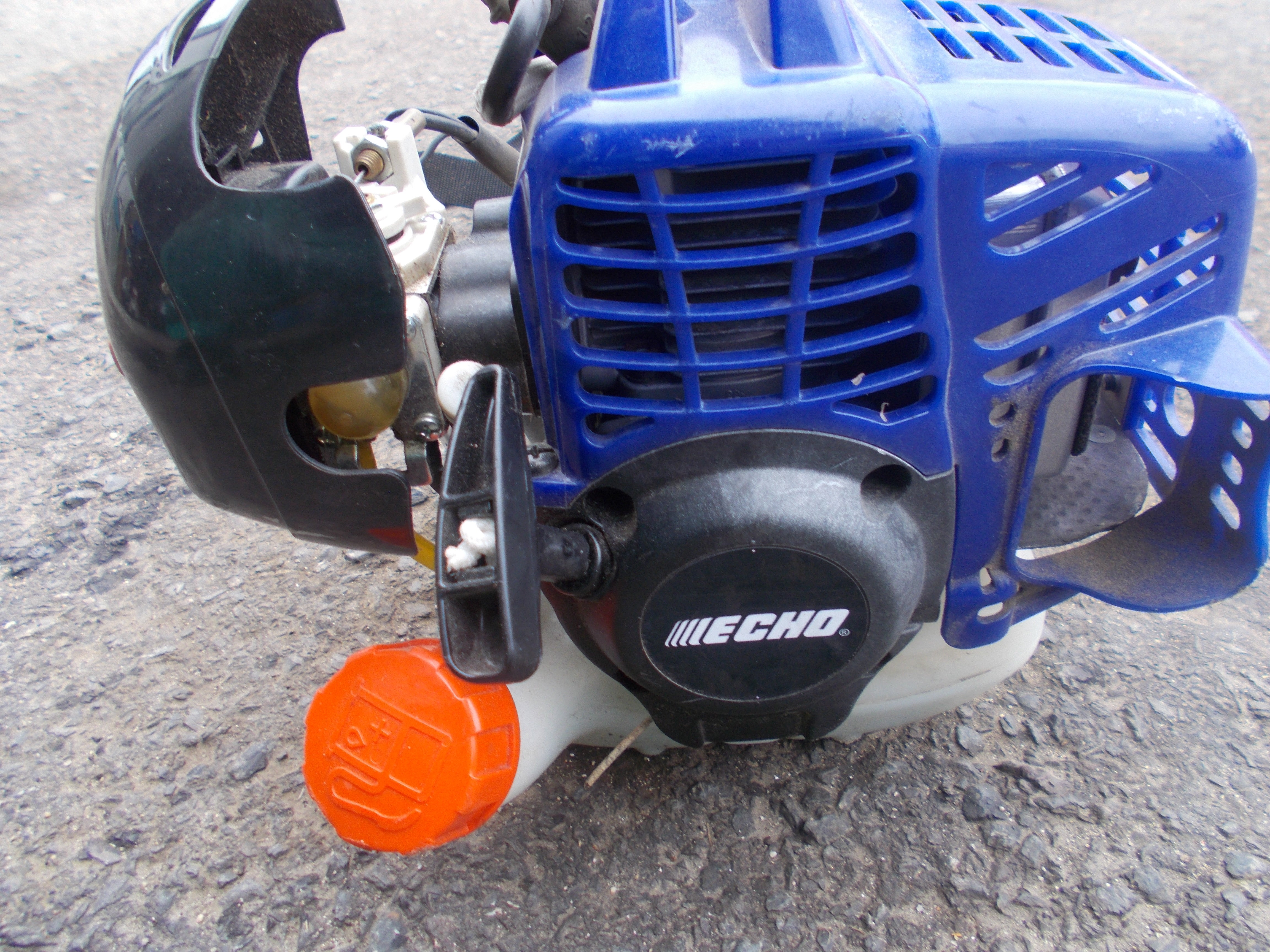 【取引中】エンジン式刈払機 草刈機 ECHO AT221G ECHO エンジン式刈払機 AT221G 【公式通販】