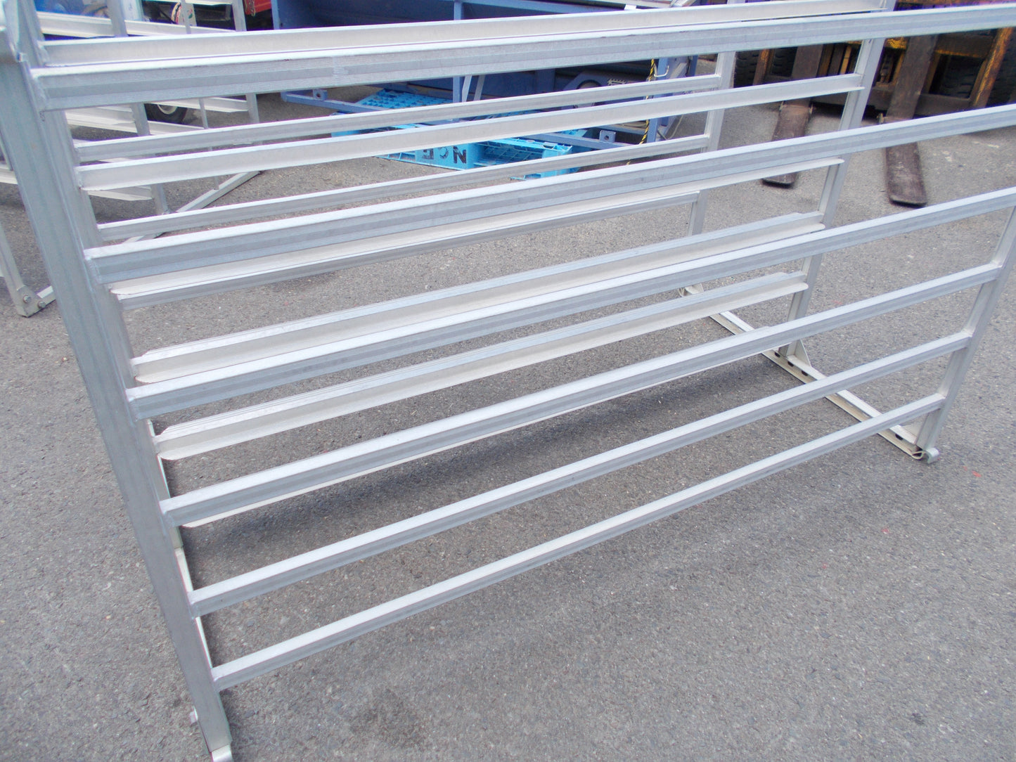 メーカー不明　中古　アルミ苗だな