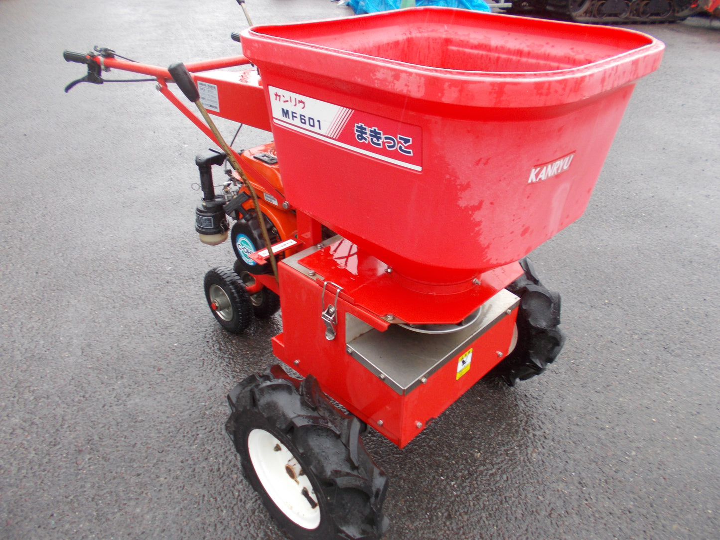 カンリウ　中古　肥料散布機　MF601