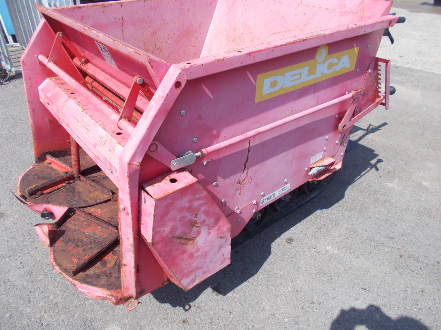 デリカ　中古　自走式マニアスプレッダー　DC156