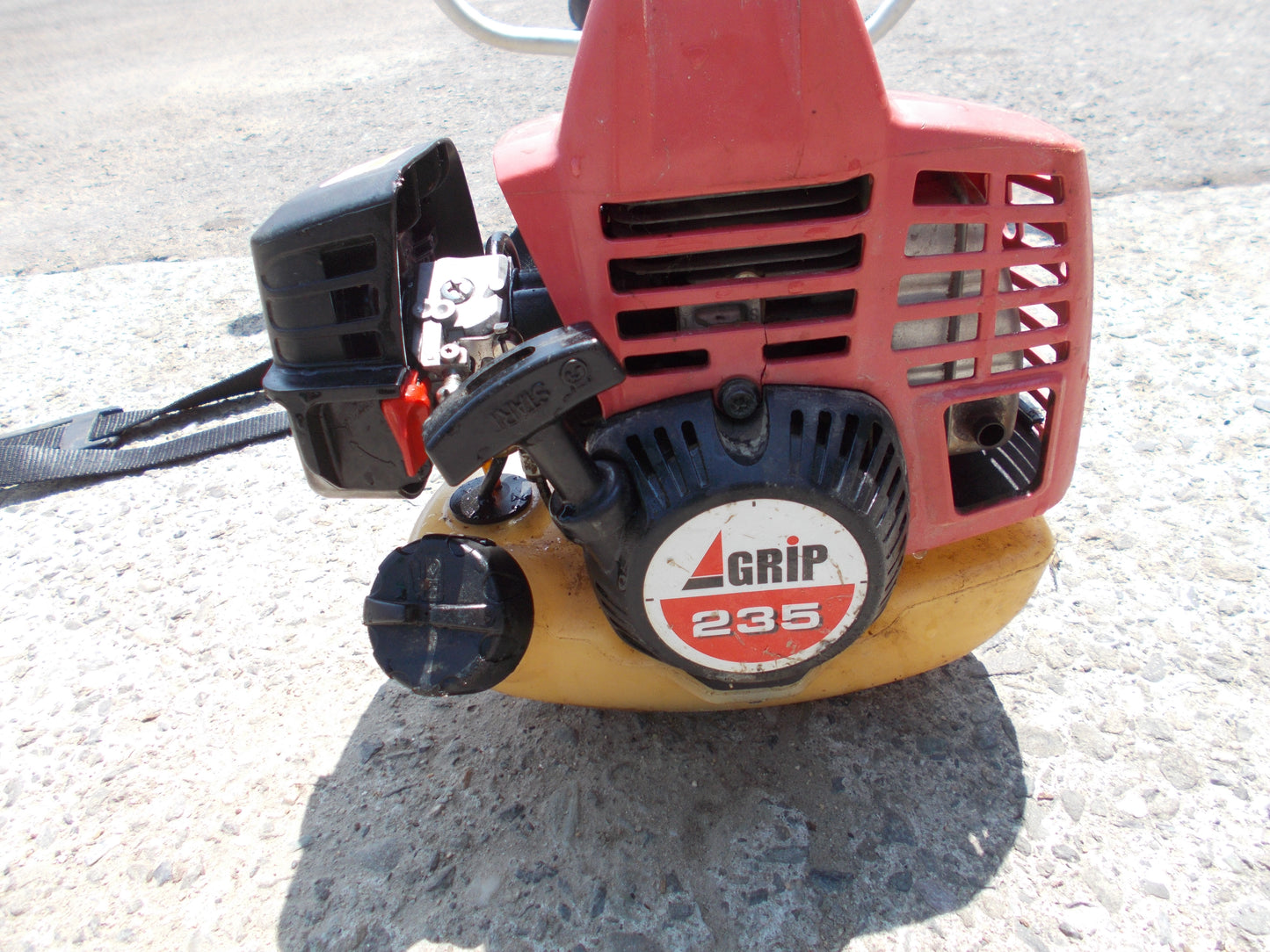 アグリップ　中古　草刈機　BZX235H