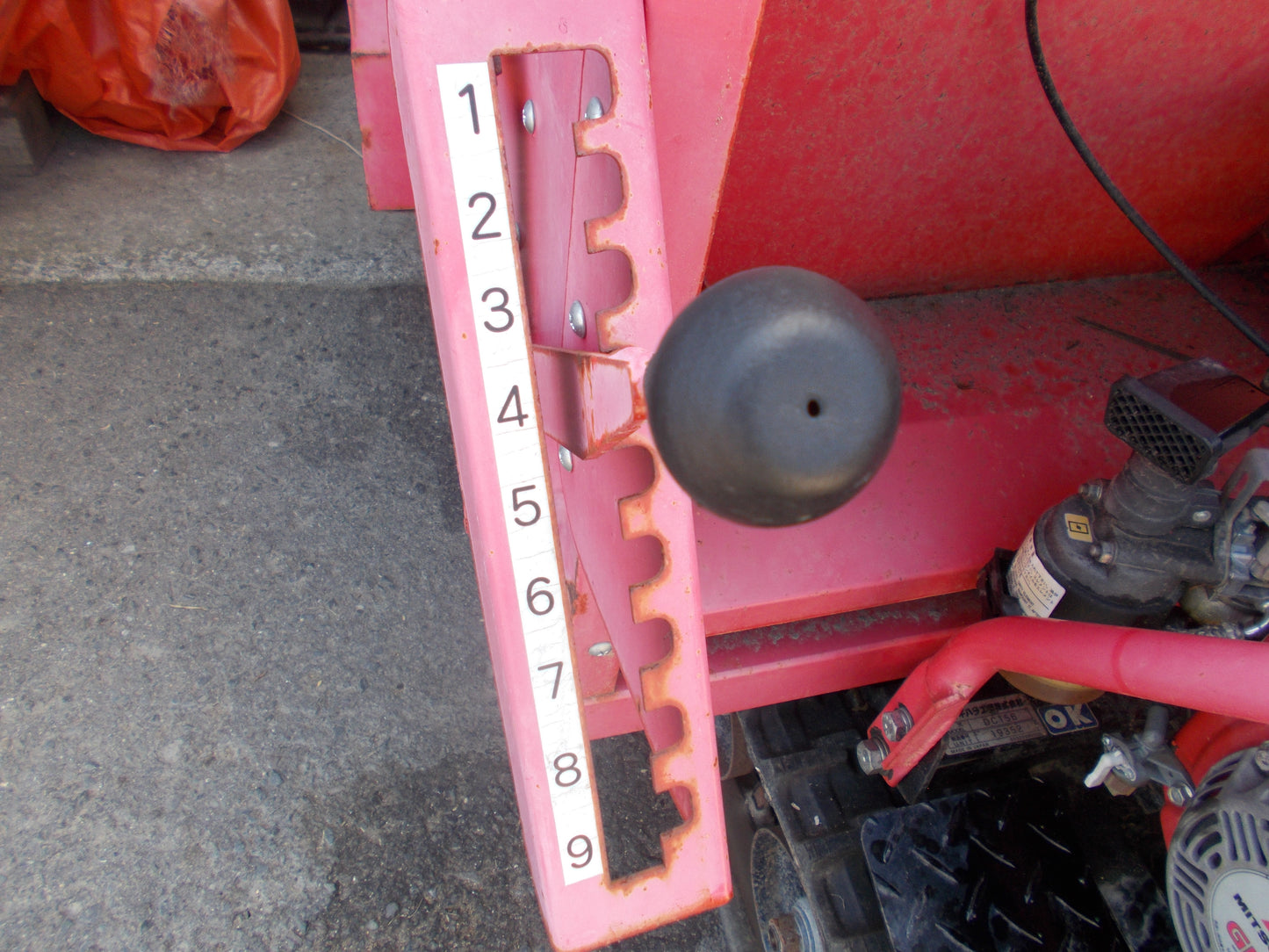 デリカ　中古　自走式マニアスプレッダー　DC156