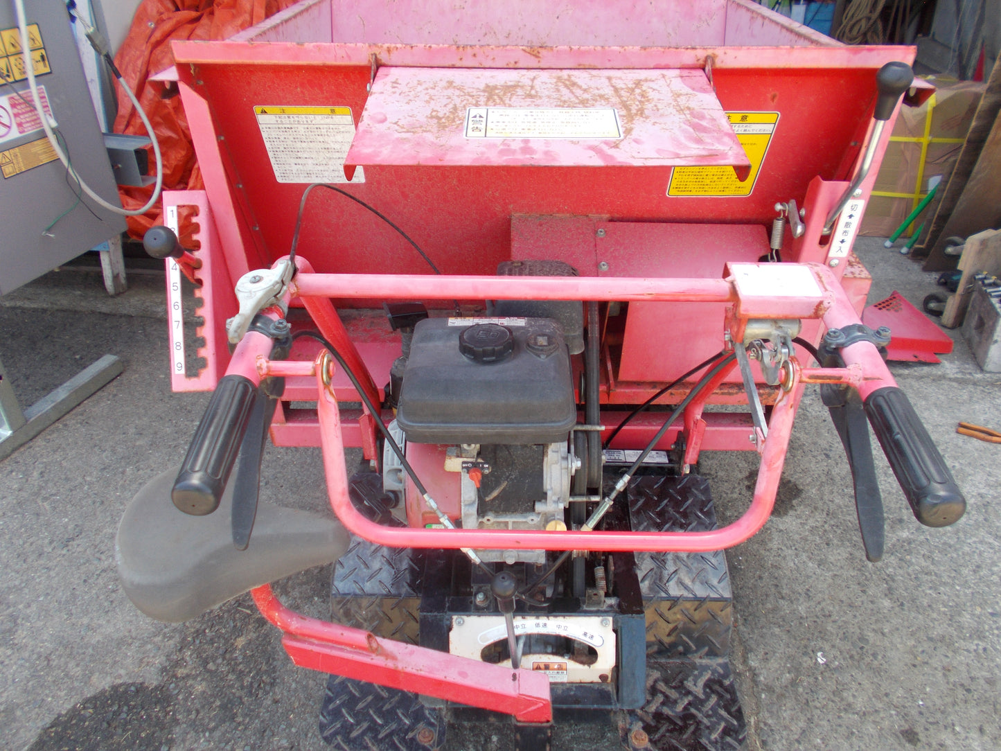 デリカ　中古　自走式マニアスプレッダー　DC156