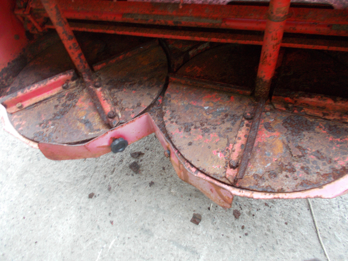 デリカ　中古　自走式マニアスプレッダー　DC156