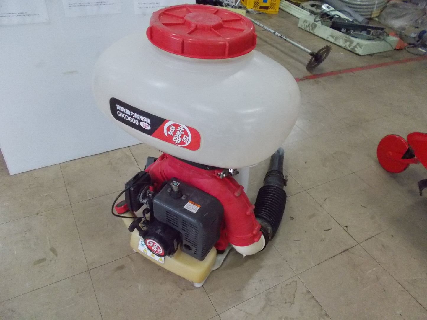 丸山　中古　背負動力散布機　GKD600