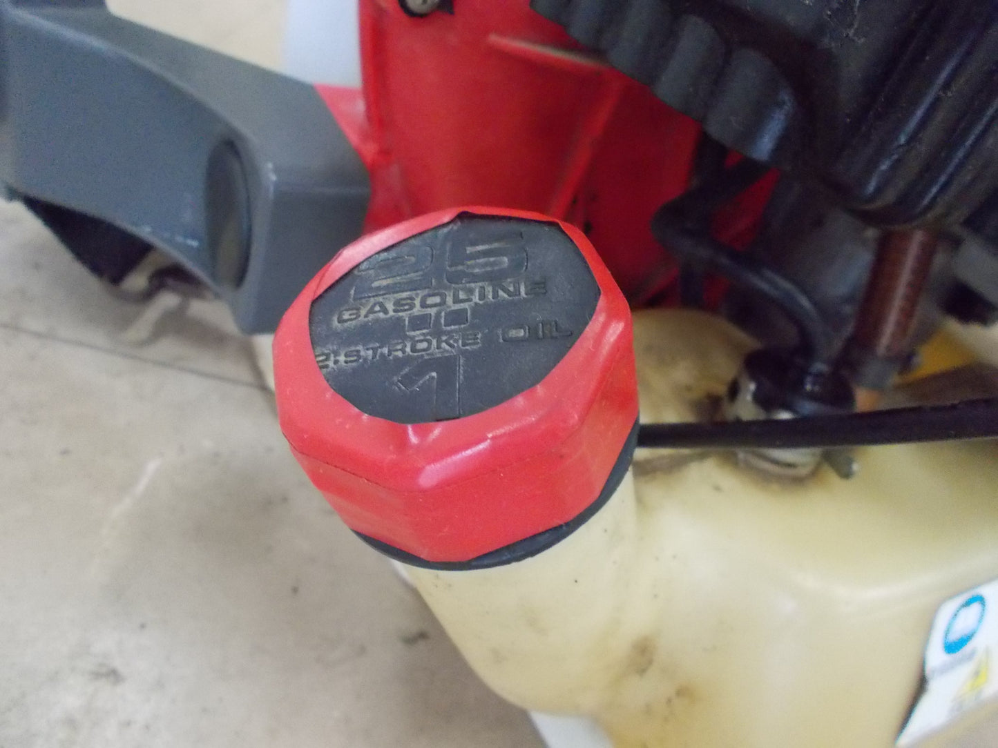 丸山　中古　背負動力散布機　GKD600