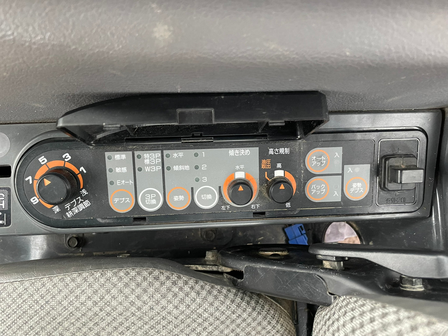 日立(クボタ)　中古　トラクター　30馬力　キャビン　NTX30(KL30)