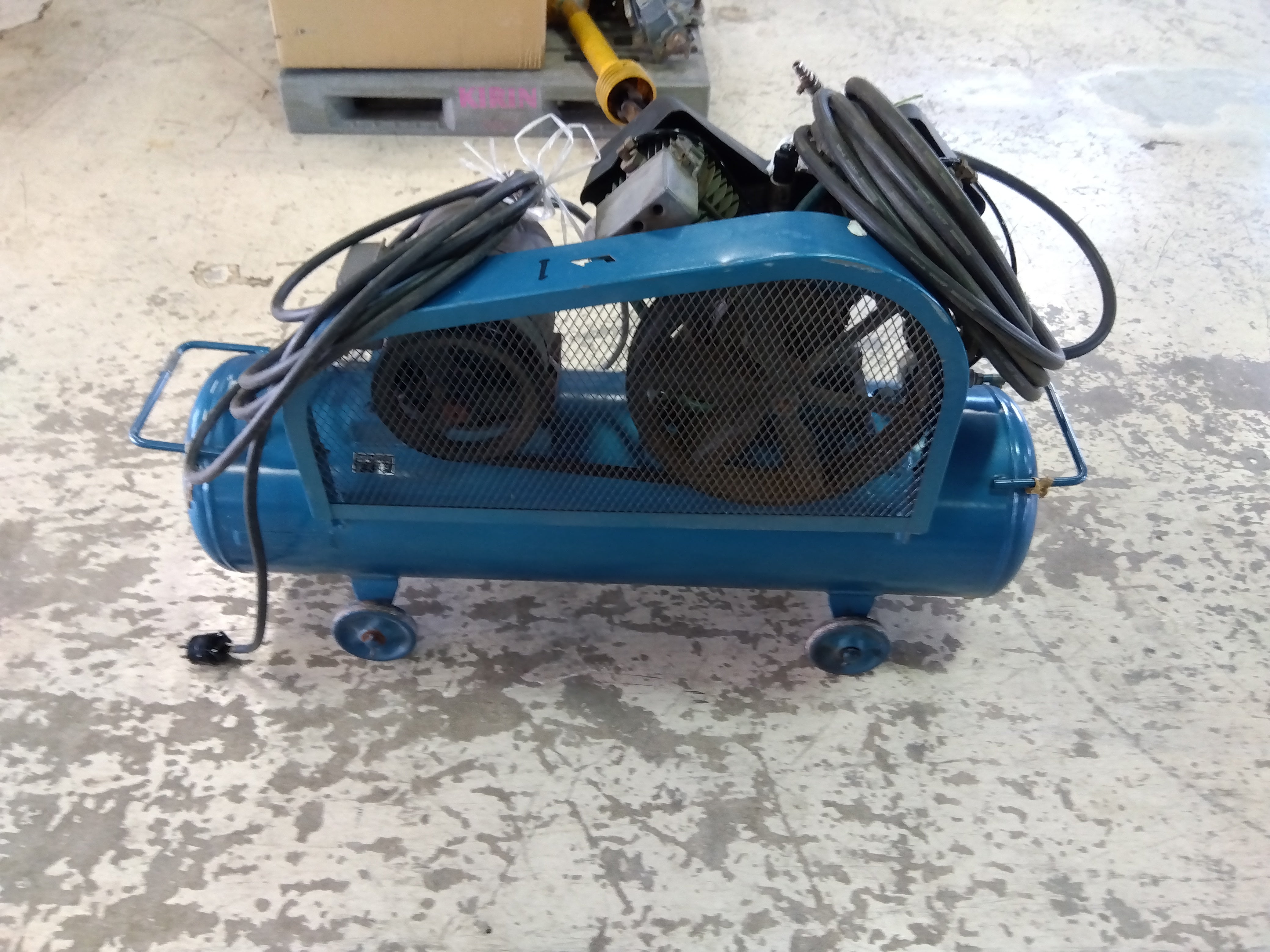 イワタ 型番不明 コンプレッサ　 アネスト岩田 軽便形コンプレッサ 3.7KW エンジン駆動 PLUE37C-10 1台