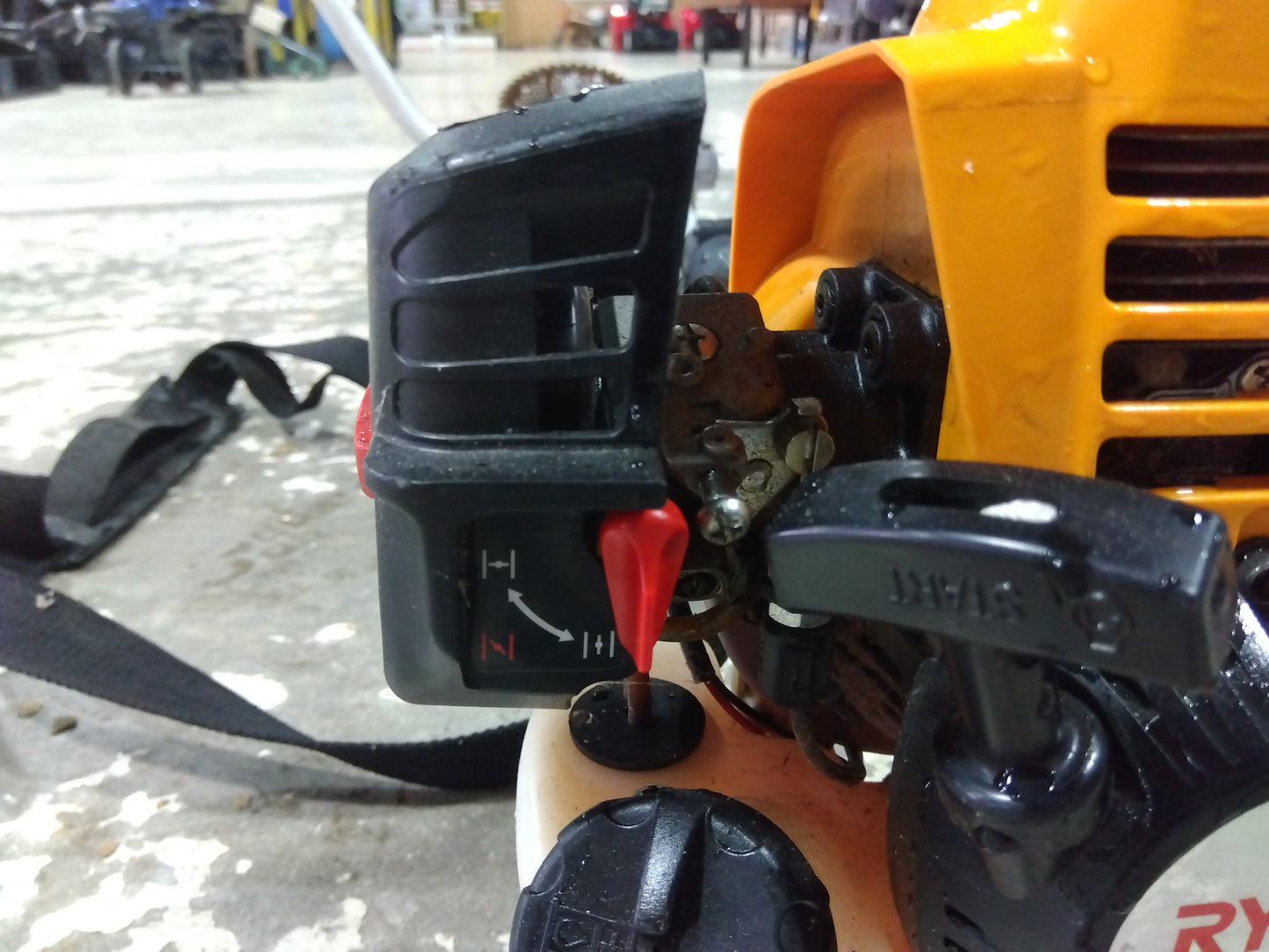 リョービ　刈払い機　　EKK-2620