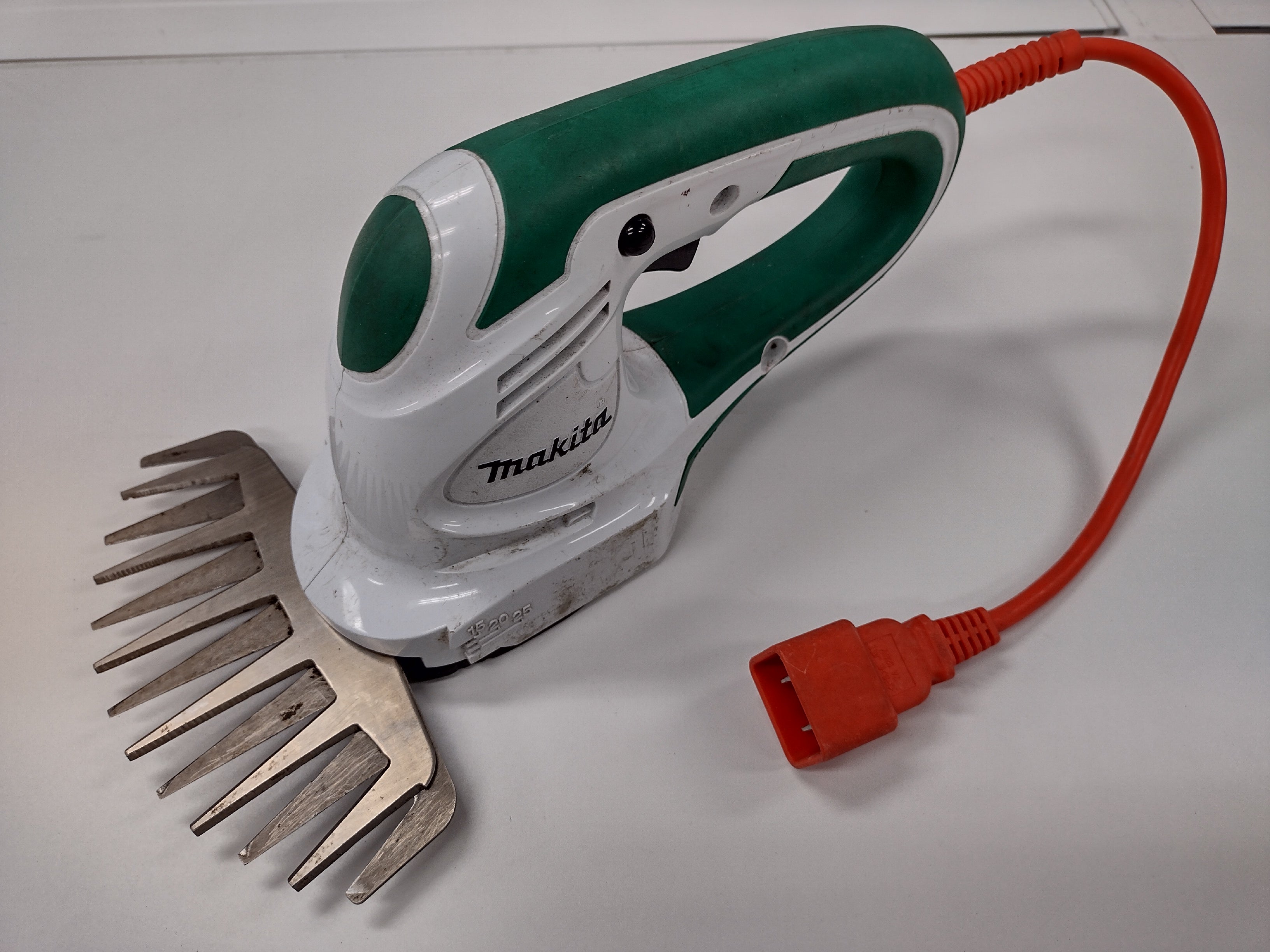 【makita】160mm芝生バリカンMUM1600 Amazon | マキタ 芝生バリカン 電源コード式 刈込幅160mm MUM1600 | 草削り