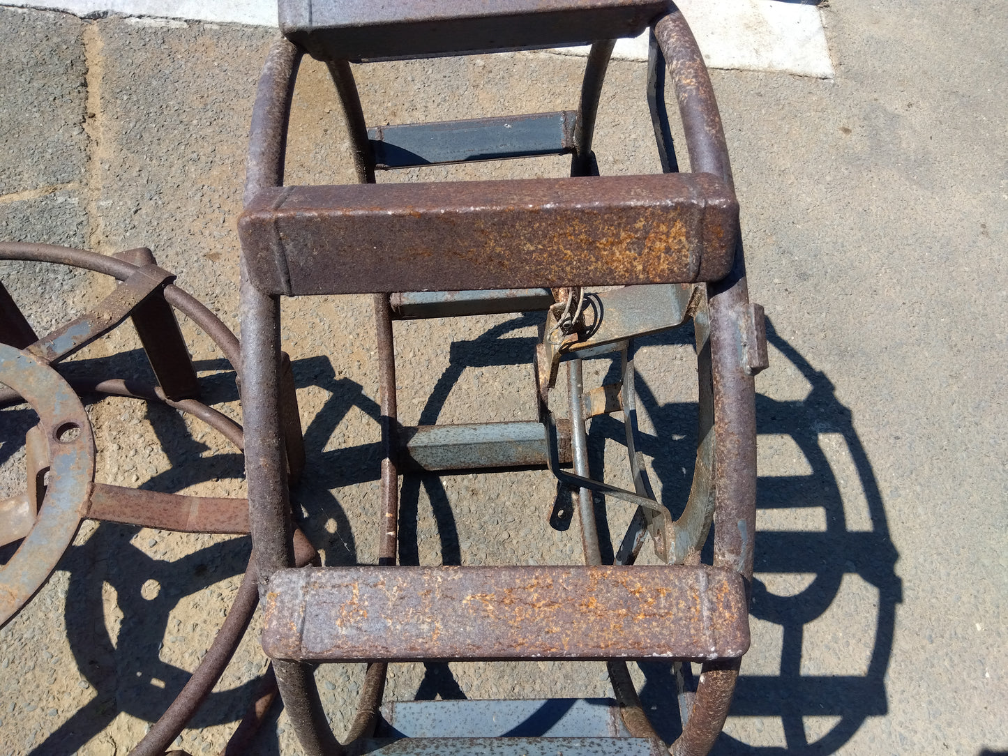 メーカー不明　中古　カゴ車輪　11.2-24　「宮城店　2210」