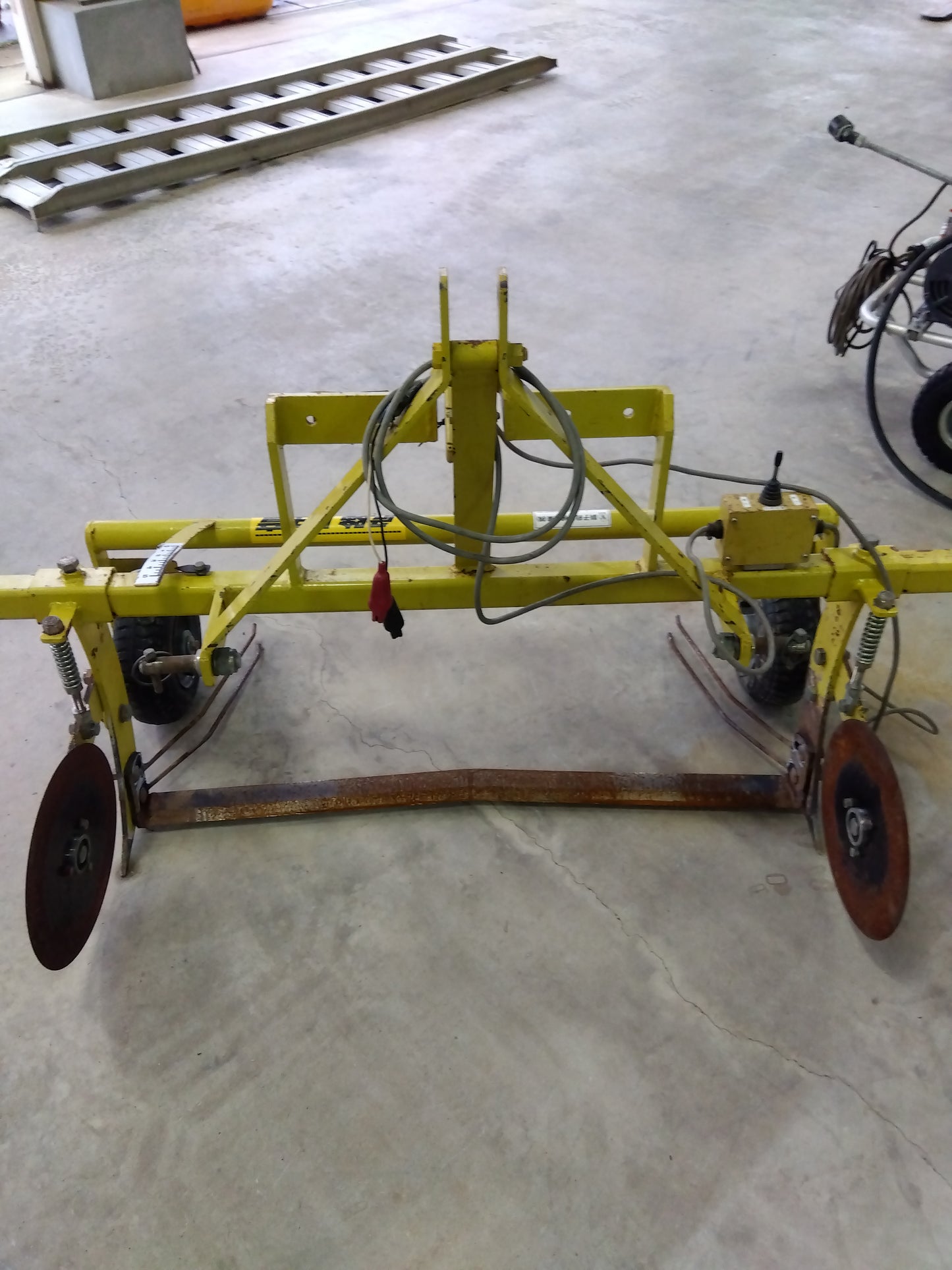 訓子府工業 中古 玉ねぎ根切機 KRC-4E【山形店 9561】