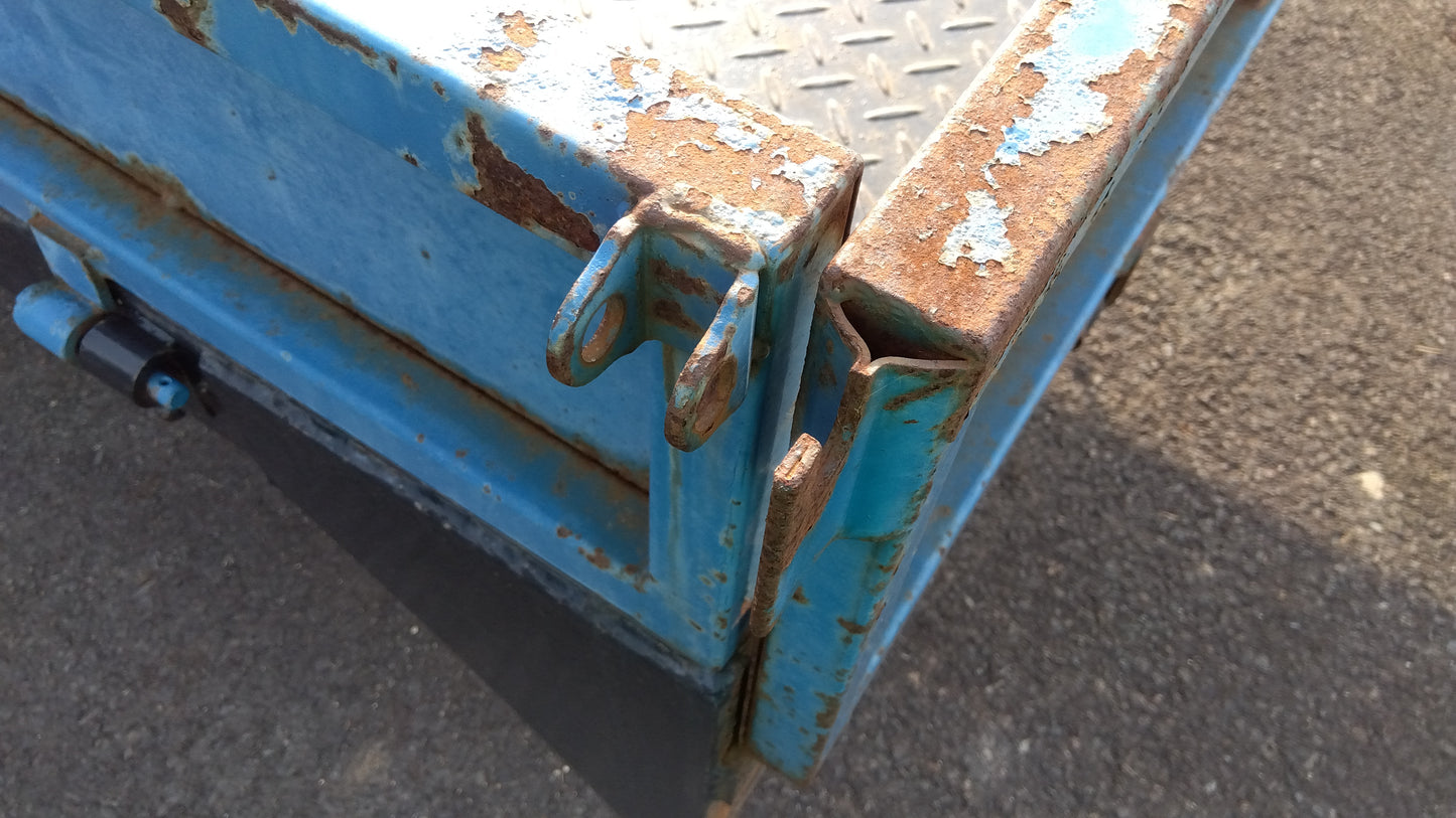 三協　中古　トレーラー　型式不明　「岩手店230」