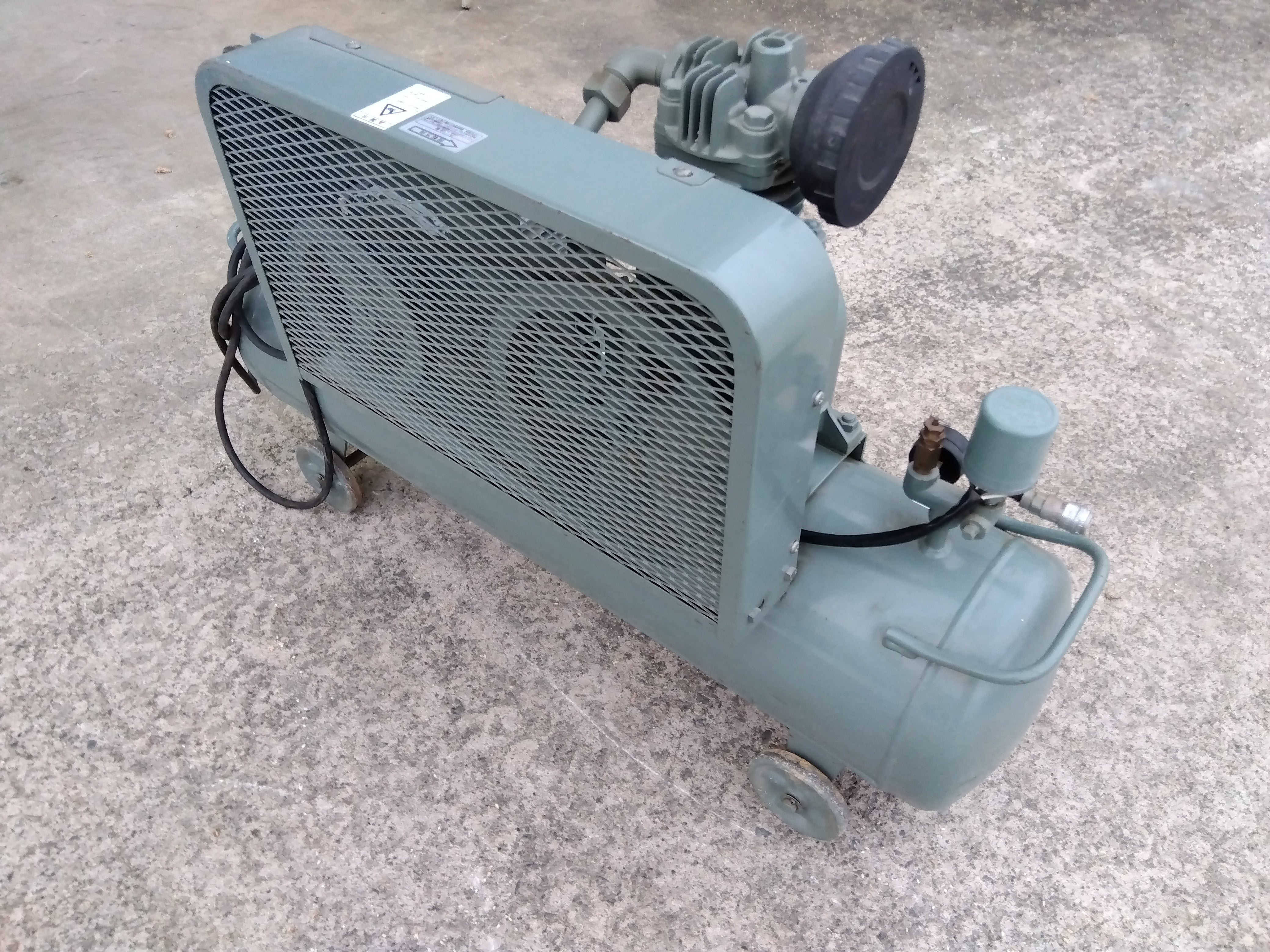 日立 エアーコンプレッサー・ベビコン 1.5P-9.5VD5【山形店9702】 – 農