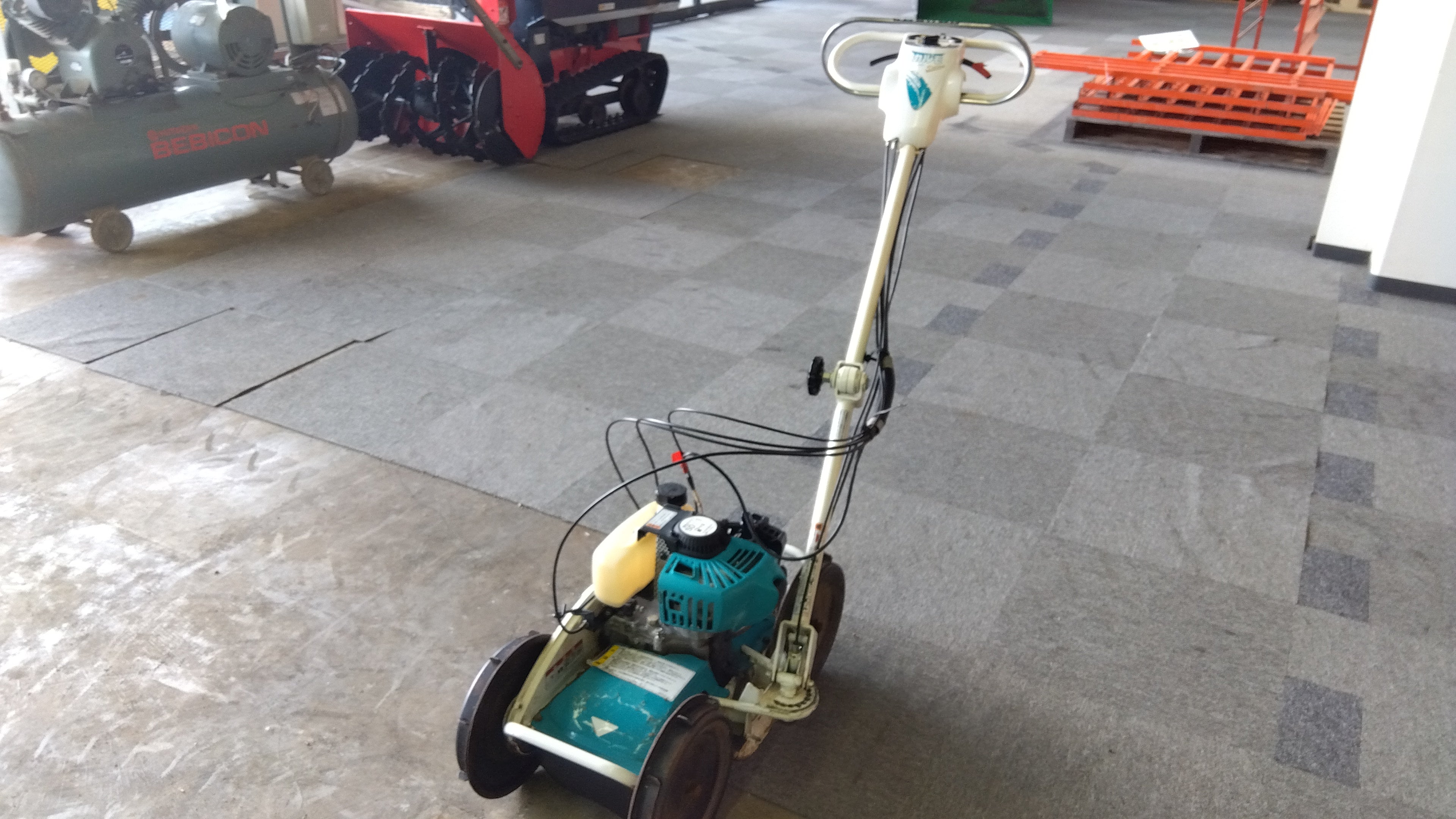 ジャンク品】クボタ 中古 自走式畔草刈機 GC-K300D 「岩手店279」 – 農
