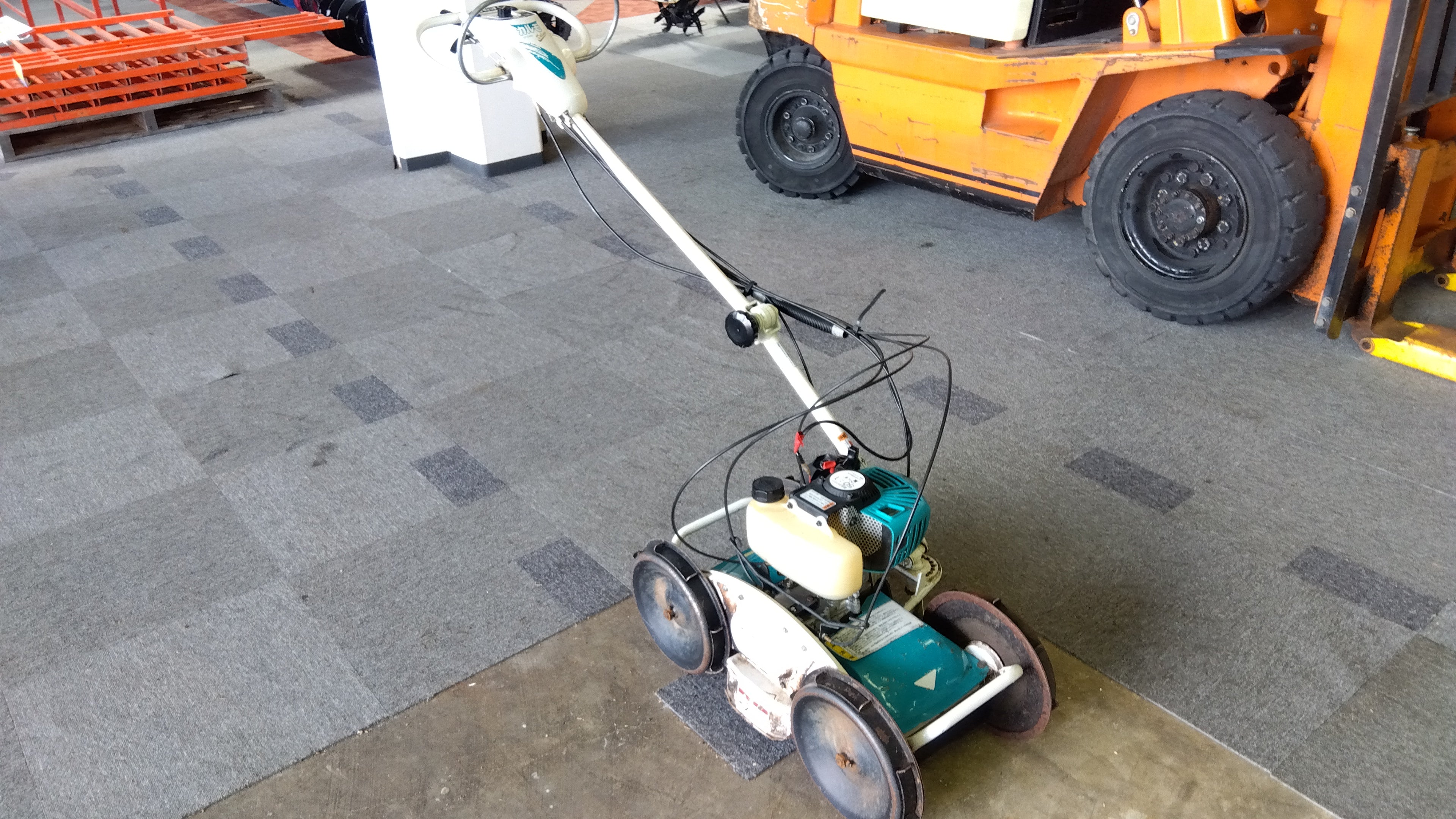 ジャンク品】クボタ 中古 自走式畔草刈機 GC-K300D 「岩手店279」 – 農