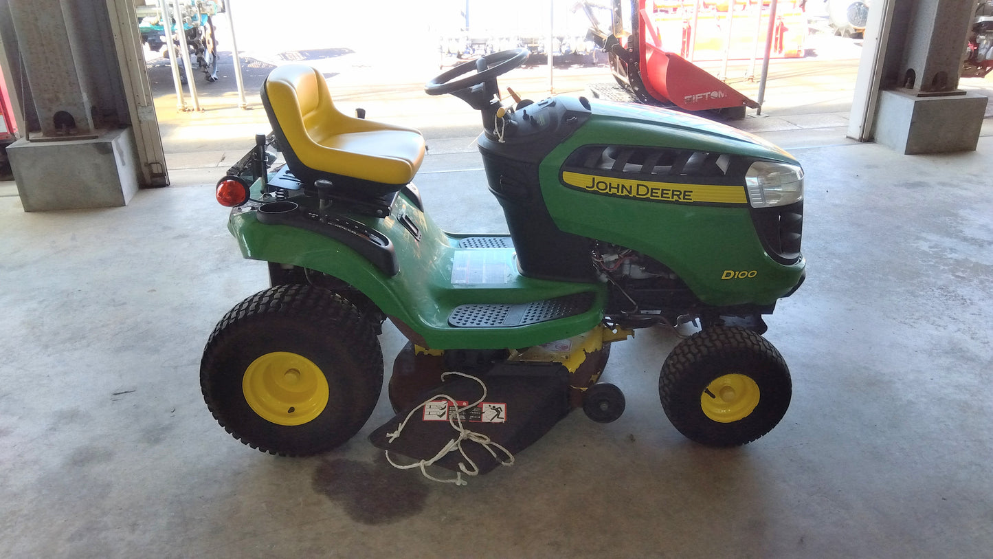 ジョンディア　中古芝刈り機　D100　【山形店9971】