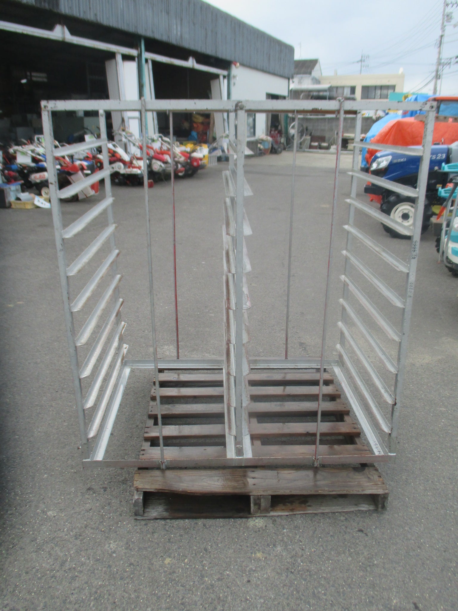 宮城発 メーカー不明 中古 苗棚 60枚 メーカー不明 中古 苗コンテナ 96枚入れ 『宮城店1693』 – 農キング