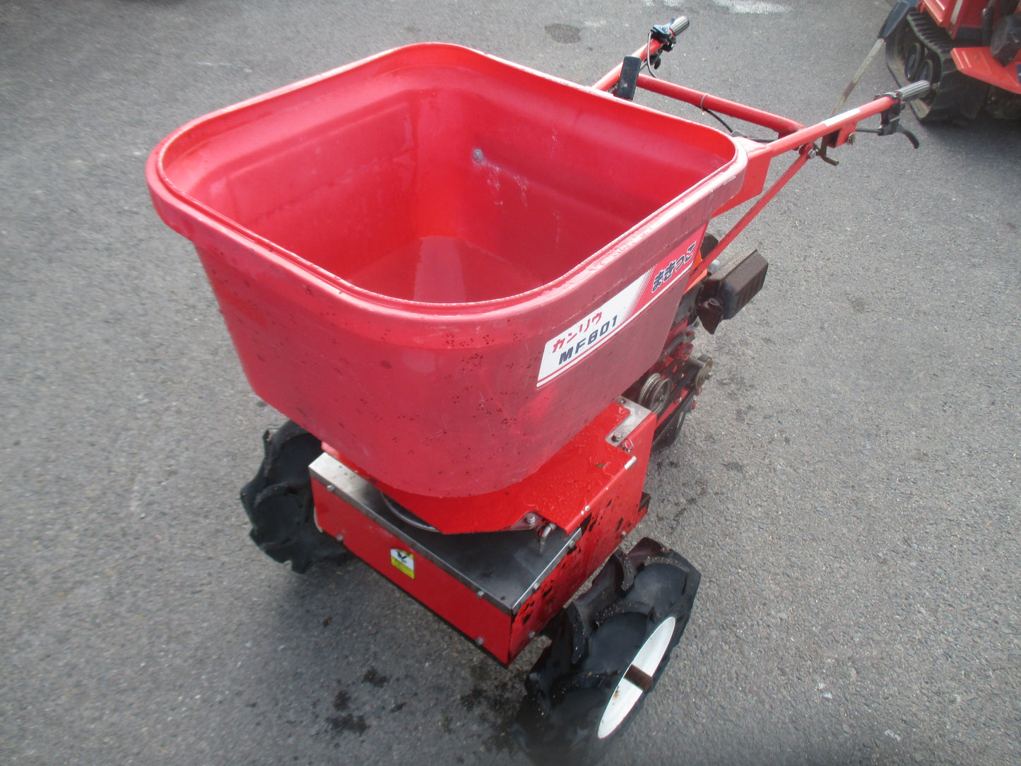 カンリウ　中古　肥料散布機　MF601