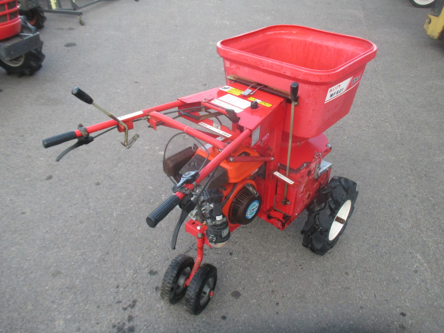 カンリウ　中古　肥料散布機　MF601