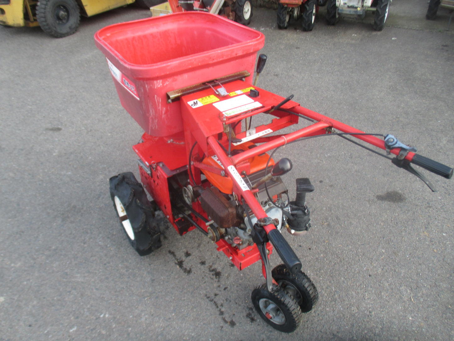 カンリウ　中古　肥料散布機　MF601