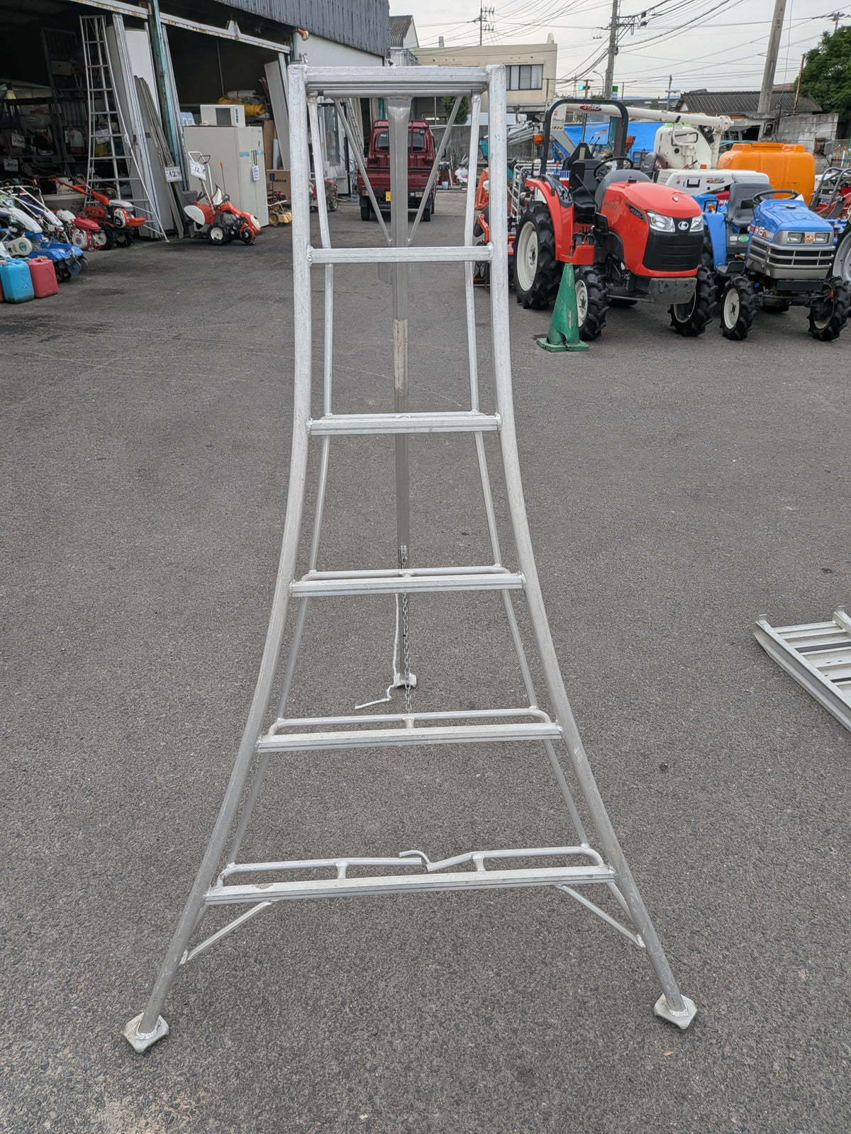 不明　中古　アルミ三脚1.7m　不明