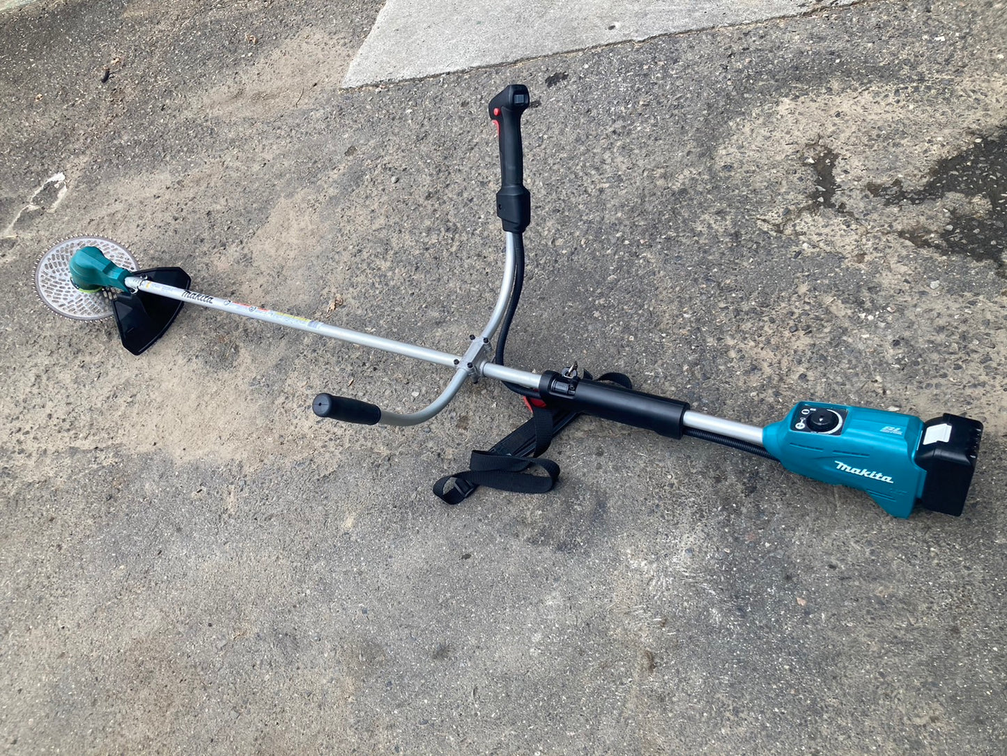 マキタ  中古  充電式刈払機  MUR182UD