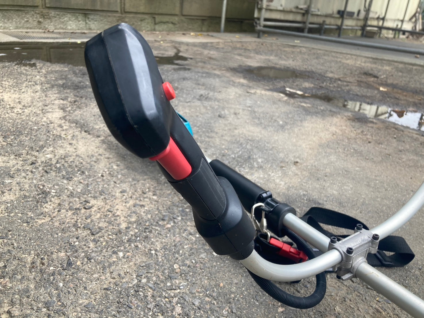 マキタ 中古 充電式刈払機 MUR182UD – 農キング