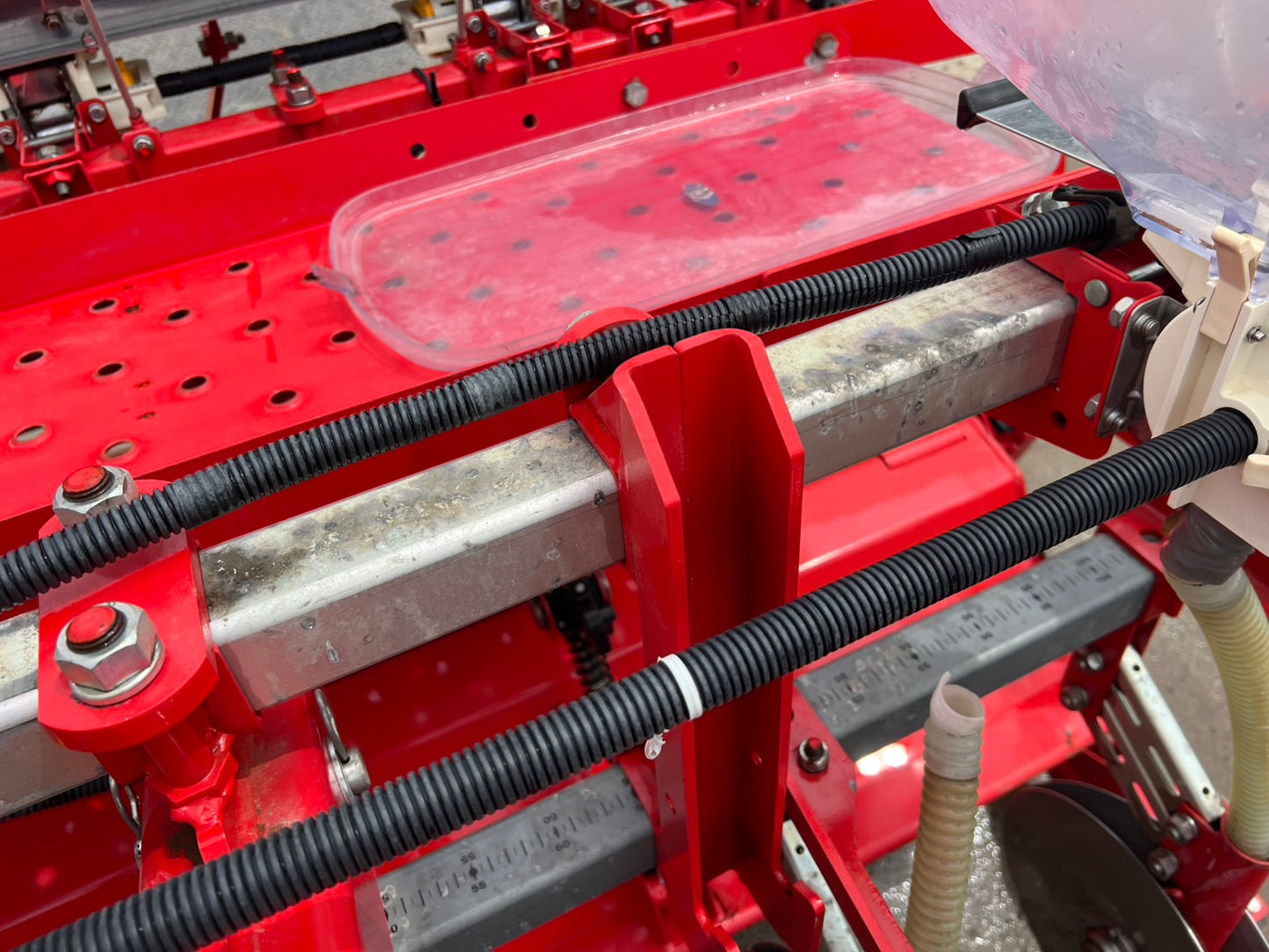 ニプロ　中古　ロータリ＋搭載型シーダー【ロータリ＋播種機＋施肥機】＊TBA2400C＋UF-S22H8R24(A)『茨城店5576』