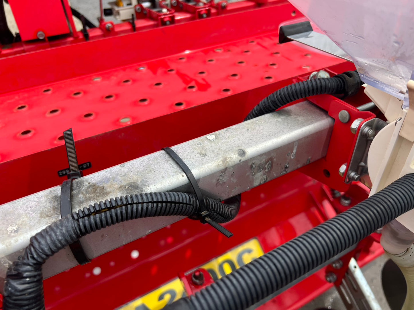 ニプロ　中古　ロータリ＋搭載型シーダー【ロータリ＋播種機＋施肥機】＊TBA2400C＋UF-S22H8R24(A)『茨城店5576』