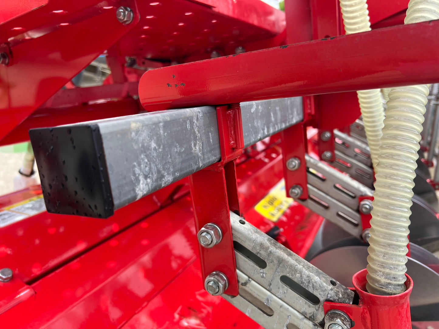 ニプロ　中古　ロータリ＋搭載型シーダー【ロータリ＋播種機＋施肥機】＊TBA2400C＋UF-S22H8R24(A)『茨城店5576』