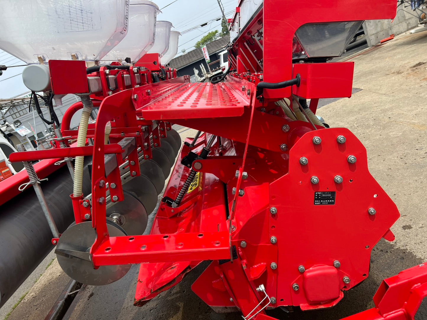 ニプロ　中古　ロータリ＋搭載型シーダー【ロータリ＋播種機＋施肥機】＊TBA2400C＋UF-S22H8R24(A)『茨城店5576』