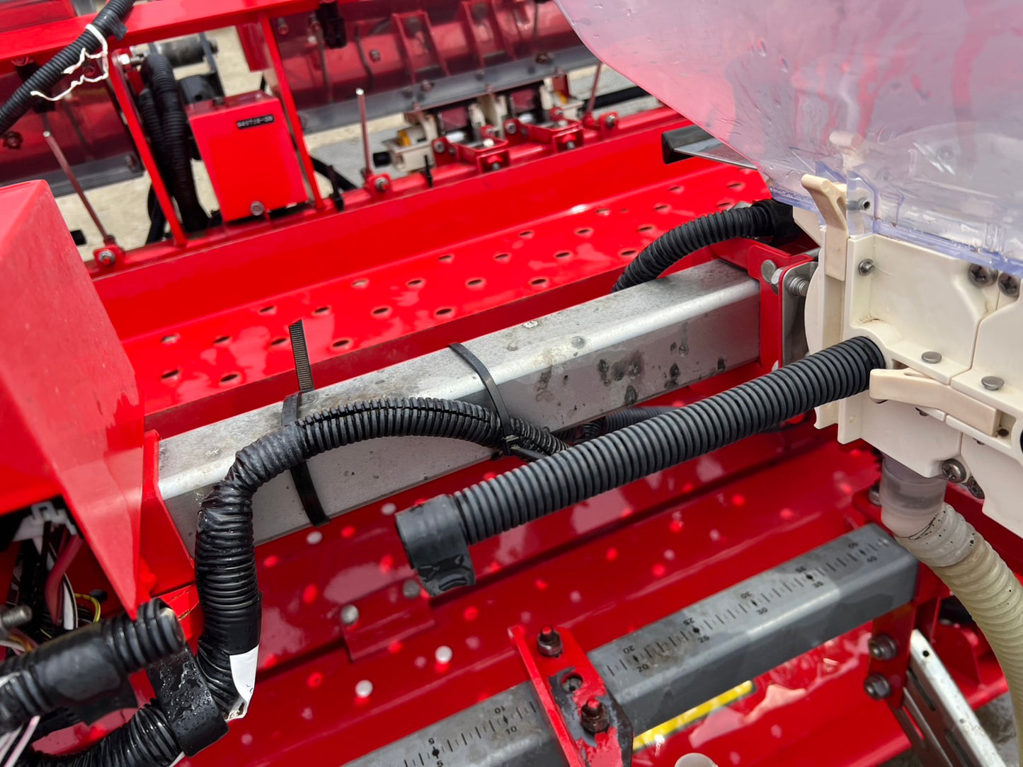 ニプロ　中古　ロータリ＋搭載型シーダー【ロータリ＋播種機＋施肥機】＊TBA2400C＋UF-S22H8R24(A)『茨城店5576』