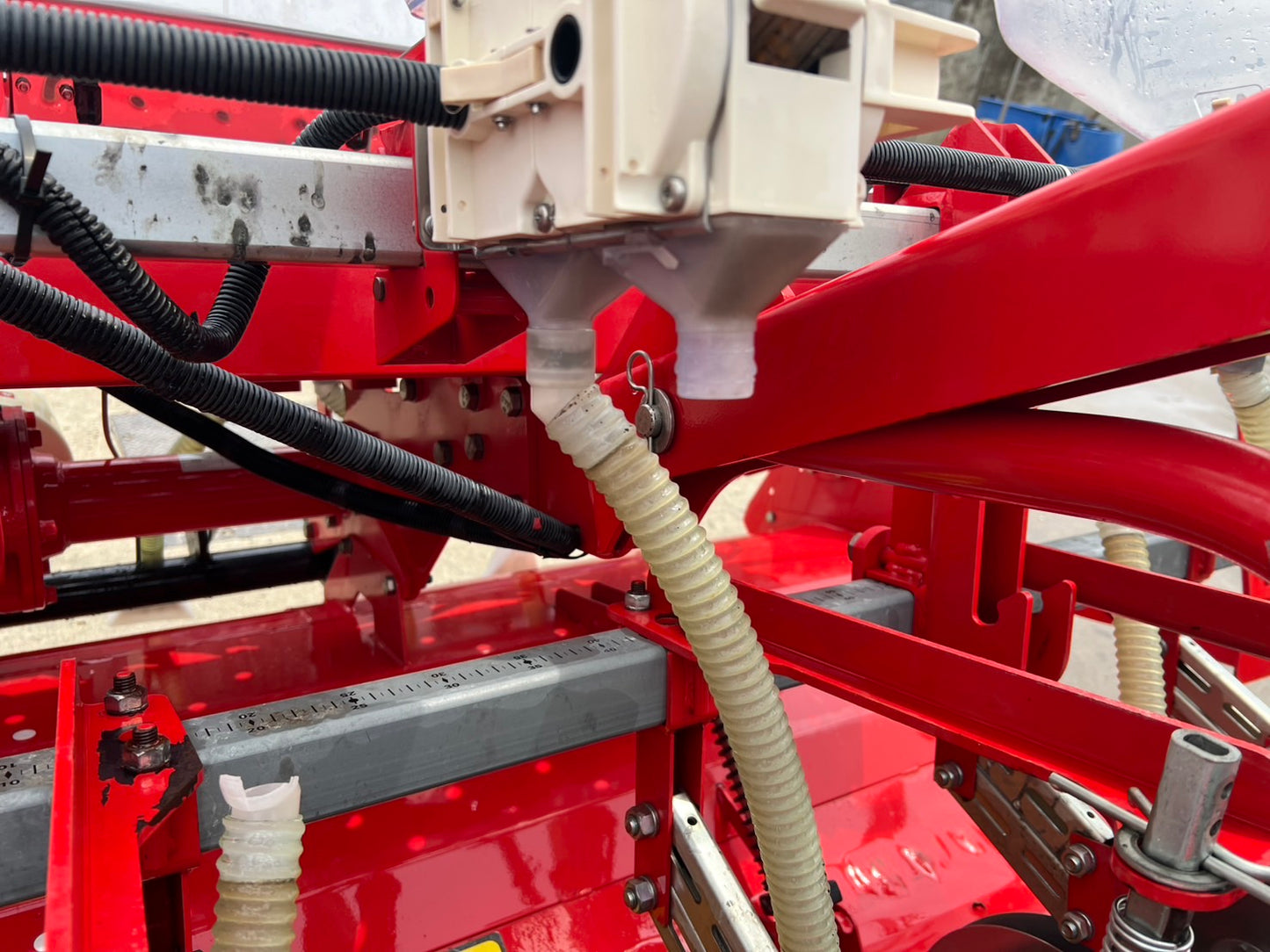 ニプロ　中古　ロータリ＋搭載型シーダー【ロータリ＋播種機＋施肥機】＊TBA2400C＋UF-S22H8R24(A)『茨城店5576』