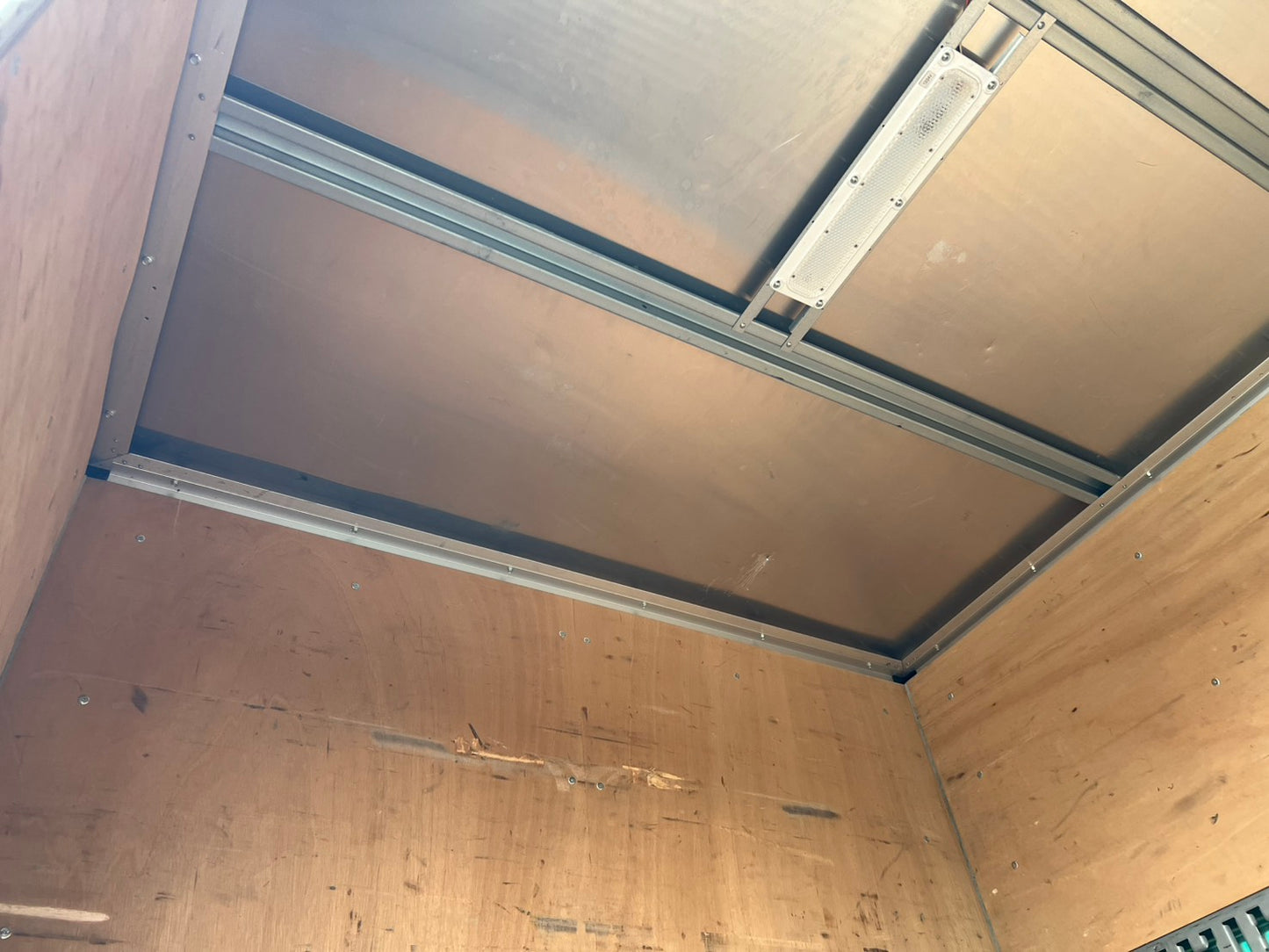 いすゞ　中古　箱バン【2トン】＊TPG-NMR85AN『茨城店　5832』