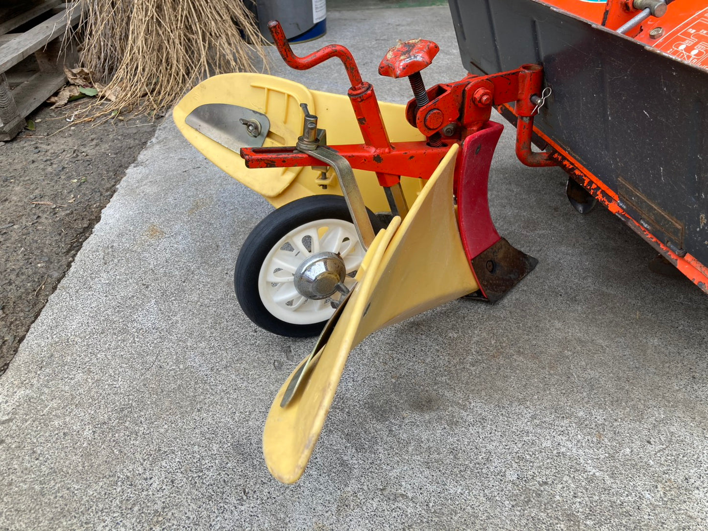 クボタ　　中古　　管理機　培土器付き　　TR60