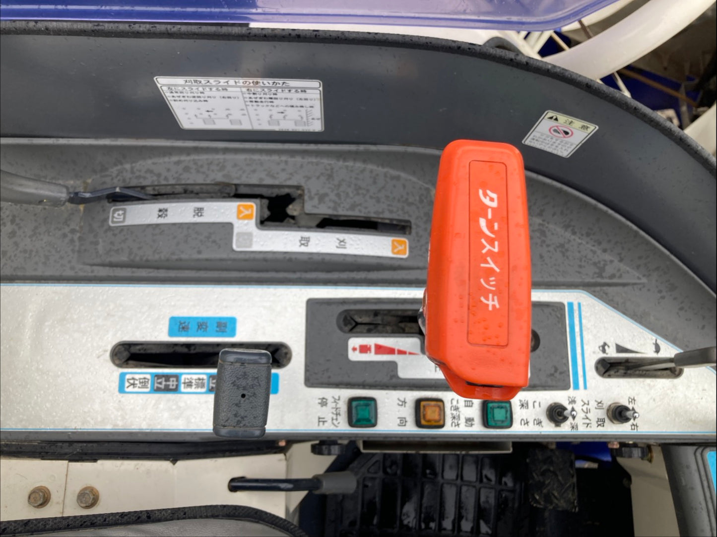 イセキ　　中古　　コンバイン　　HVG218G-ZATHWC　